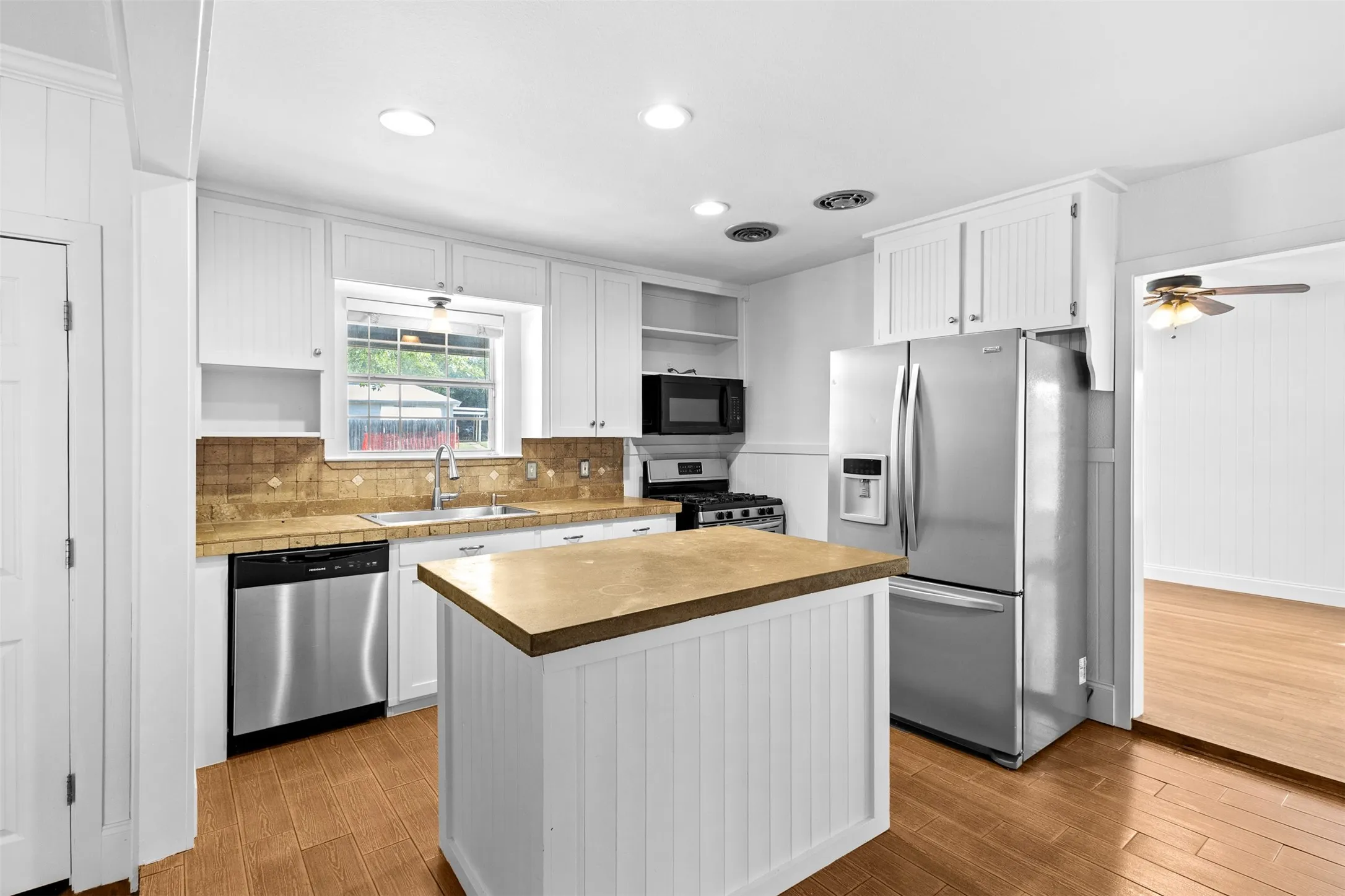 Single Family Residence For Sale in Tarrant County , 5204 Roxie Street, Haltom City, Texas 76117, 3 Bedroom, 1 Bathroom, 1 Garage spaces, 1,384 Sqft, built in 1955, mls#21354200, Real Estate Agent in Haltom City, Homes For Sale in Tarrant county, Homes For Sale in Haltom City, Realtor in Haltom City Texas, Real Estate Brokerage Independent Realty Texas, Luminita Cordes Realtor