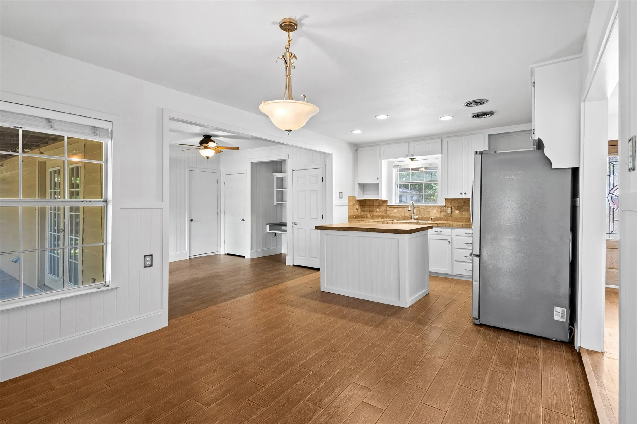Single Family Residence For Sale in Tarrant County , 5204 Roxie Street, Haltom City, Texas 76117, 3 Bedroom, 1 Bathroom, 1 Garage spaces, 1,384 Sqft, built in 1955, mls#21354200, Real Estate Agent in Haltom City, Homes For Sale in Tarrant county, Homes For Sale in Haltom City, Realtor in Haltom City Texas, Real Estate Brokerage Independent Realty Texas, Luminita Cordes Realtor