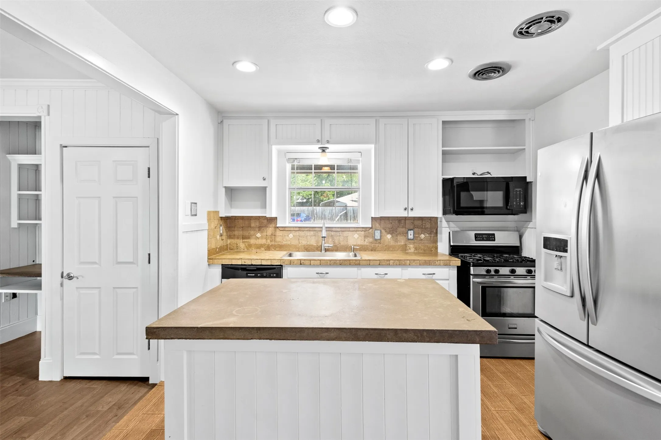 Single Family Residence For Sale in Tarrant County , 5204 Roxie Street, Haltom City, Texas 76117, 3 Bedroom, 1 Bathroom, 1 Garage spaces, 1,384 Sqft, built in 1955, mls#21354200, Real Estate Agent in Haltom City, Homes For Sale in Tarrant county, Homes For Sale in Haltom City, Realtor in Haltom City Texas, Real Estate Brokerage Independent Realty Texas, Luminita Cordes Realtor