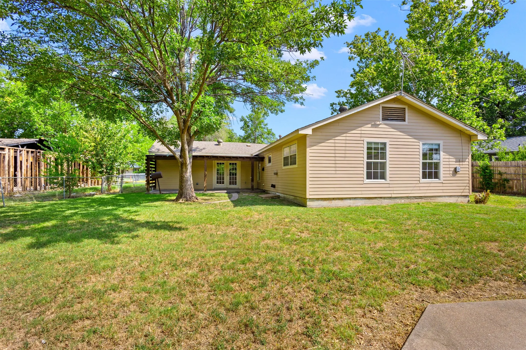 Single Family Residence For Sale in Tarrant County , 5204 Roxie Street, Haltom City, Texas 76117, 3 Bedroom, 1 Bathroom, 1 Garage spaces, 1,384 Sqft, built in 1955, mls#21354200, Real Estate Agent in Haltom City, Homes For Sale in Tarrant county, Homes For Sale in Haltom City, Realtor in Haltom City Texas, Real Estate Brokerage Independent Realty Texas, Luminita Cordes Realtor