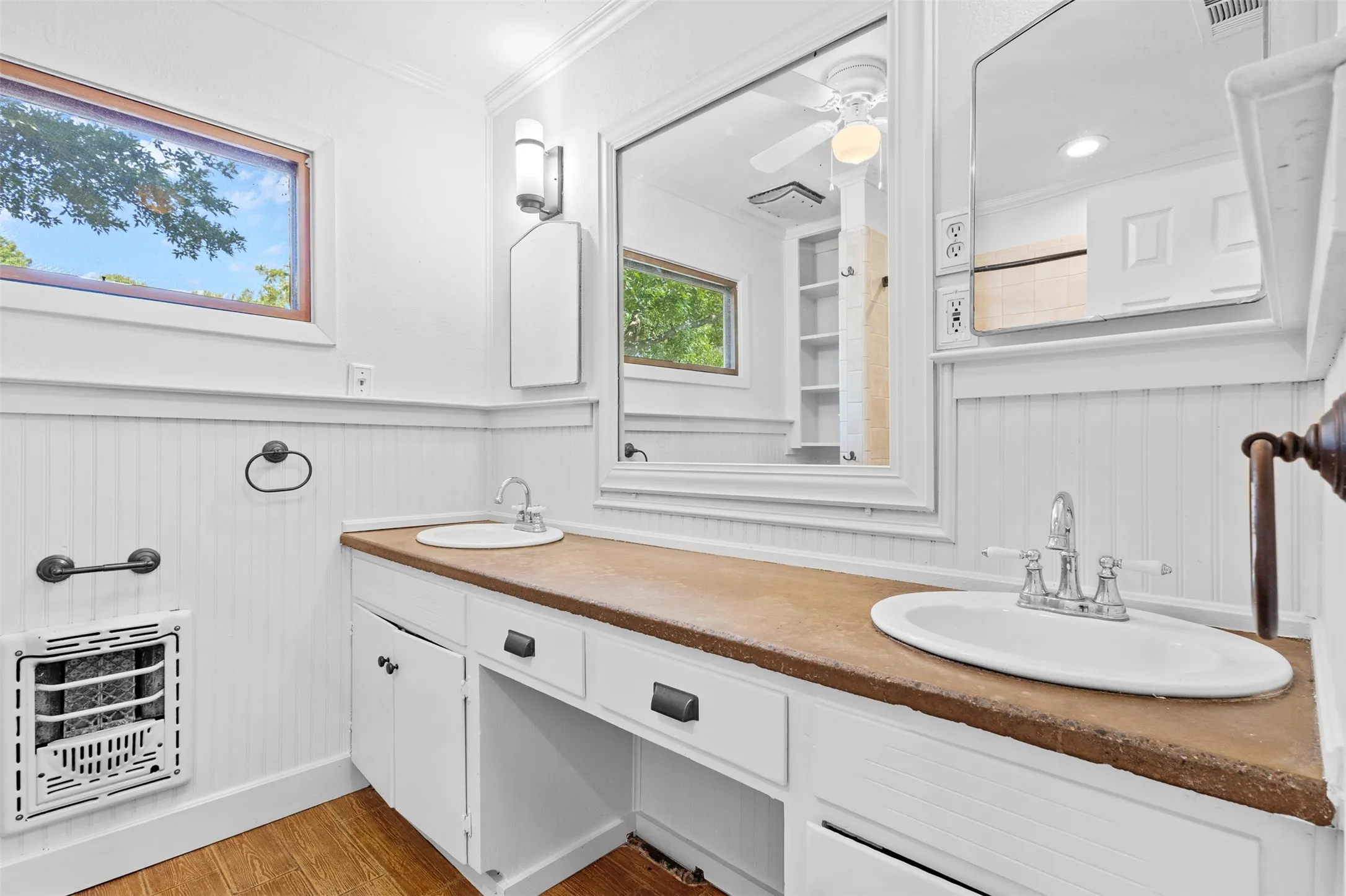 Single Family Residence For Sale in Tarrant County , 5204 Roxie Street, Haltom City, Texas 76117, 3 Bedroom, 1 Bathroom, 1 Garage spaces, 1,384 Sqft, built in 1955, mls#21354200, Real Estate Agent in Haltom City, Homes For Sale in Tarrant county, Homes For Sale in Haltom City, Realtor in Haltom City Texas, Real Estate Brokerage Independent Realty Texas, Luminita Cordes Realtor