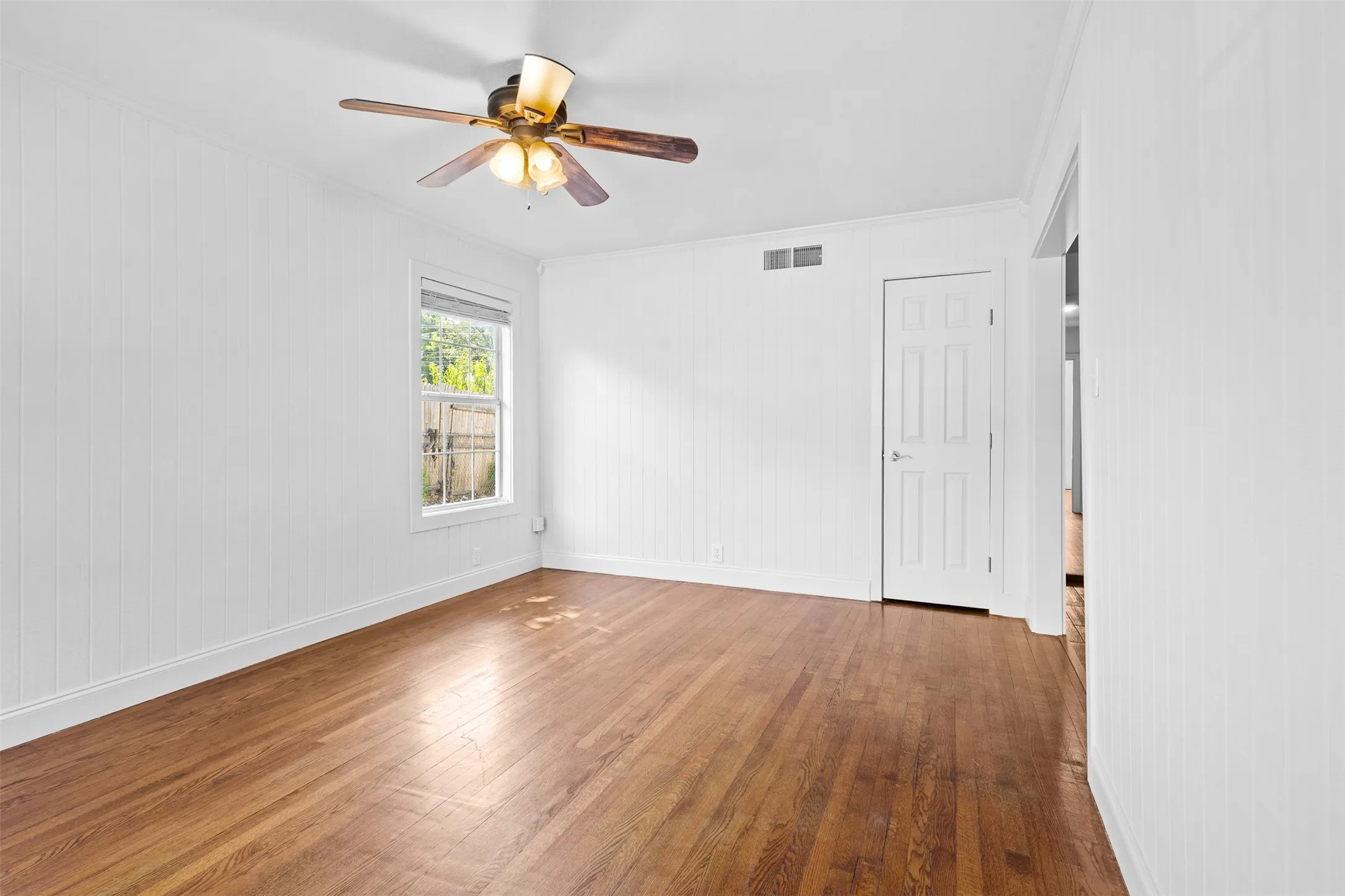 Single Family Residence For Sale in Tarrant County , 5204 Roxie Street, Haltom City, Texas 76117, 3 Bedroom, 1 Bathroom, 1 Garage spaces, 1,384 Sqft, built in 1955, mls#21354200, Real Estate Agent in Haltom City, Homes For Sale in Tarrant county, Homes For Sale in Haltom City, Realtor in Haltom City Texas, Real Estate Brokerage Independent Realty Texas, Luminita Cordes Realtor