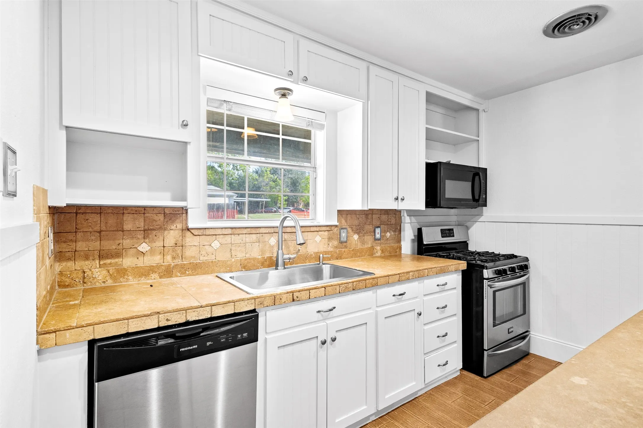 Single Family Residence For Sale in Tarrant County , 5204 Roxie Street, Haltom City, Texas 76117, 3 Bedroom, 1 Bathroom, 1 Garage spaces, 1,384 Sqft, built in 1955, mls#21354200, Real Estate Agent in Haltom City, Homes For Sale in Tarrant county, Homes For Sale in Haltom City, Realtor in Haltom City Texas, Real Estate Brokerage Independent Realty Texas, Luminita Cordes Realtor