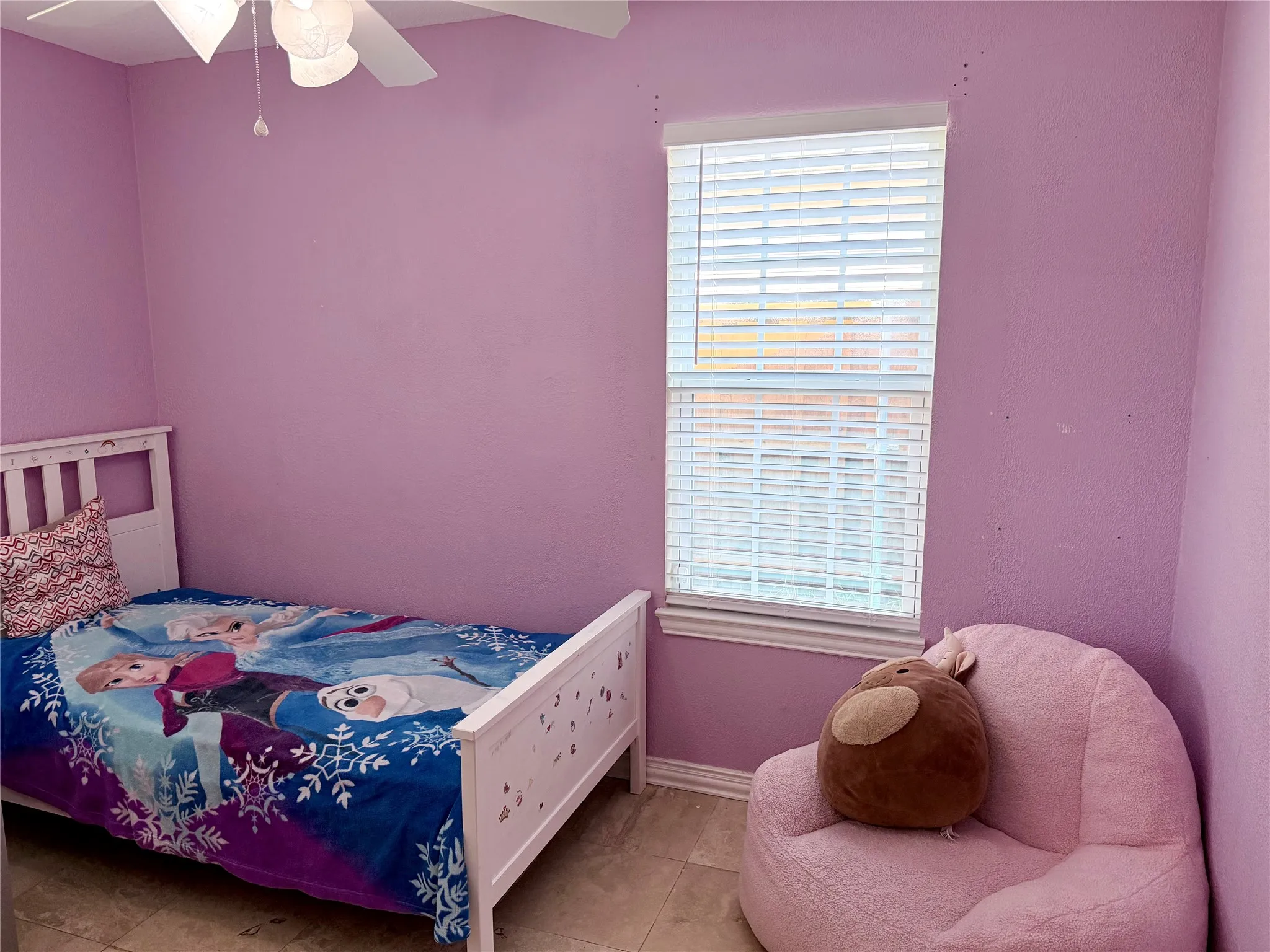 Recessed window with horizontal blinds