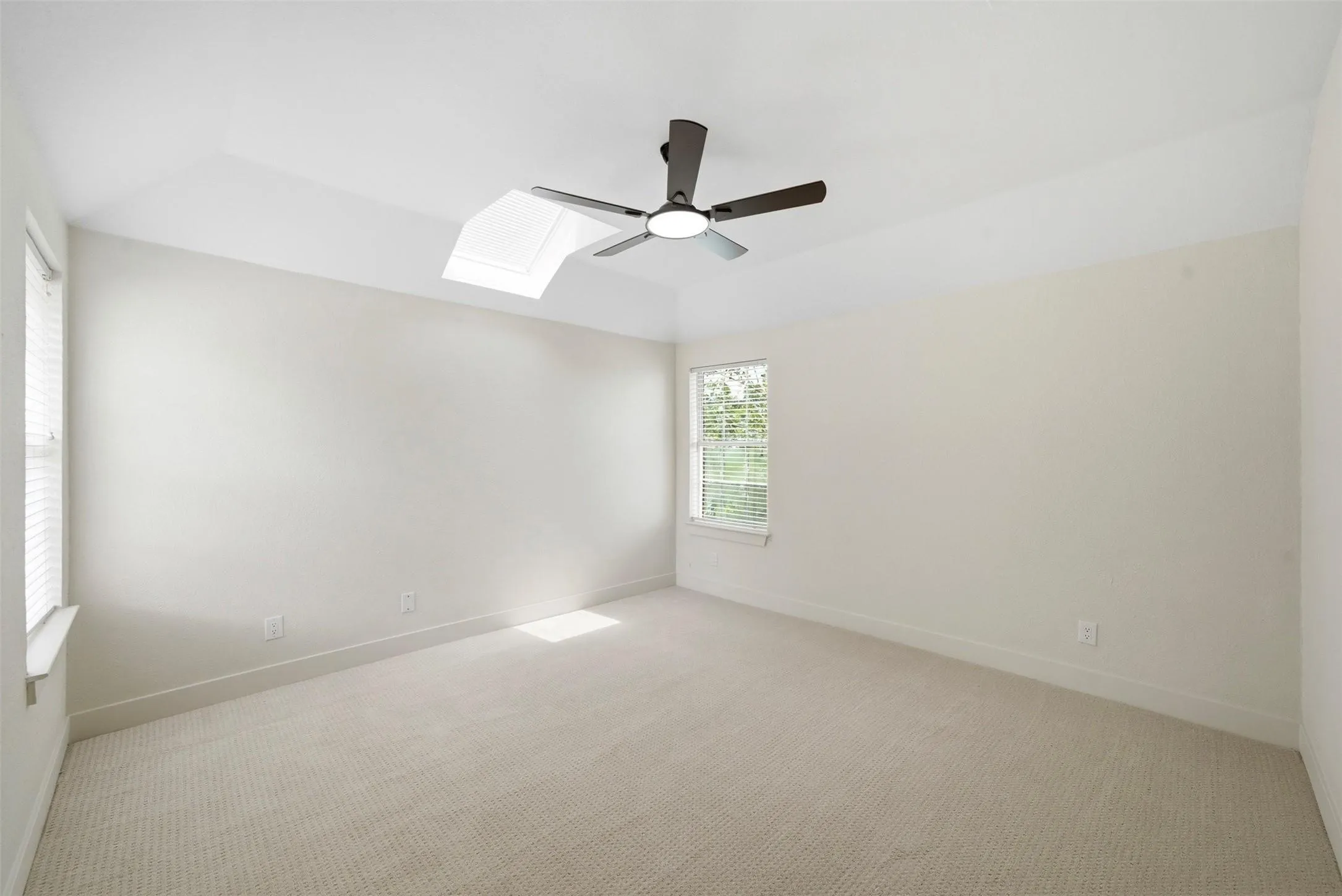 Tray ceiling with an integrated ceiling fan