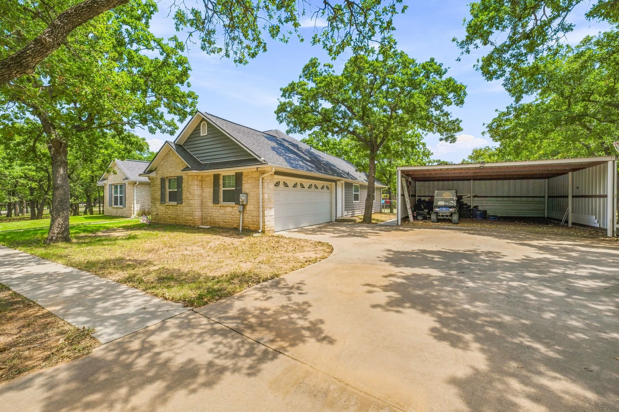 Single Family Residence For Sale in Young County , 330 Rambling Oaks Road, Graham, Texas 76450, 4 Bedroom, 3 Bathroom, 2 Garage spaces, 2,210 Sqft, built in 2008, mls#21354353, Real Estate Agent in Graham, Homes For Sale in Young county, Homes For Sale in Graham, Realtor in Graham Texas, Real Estate Brokerage Independent Realty Texas, Luminita Cordes Realtor