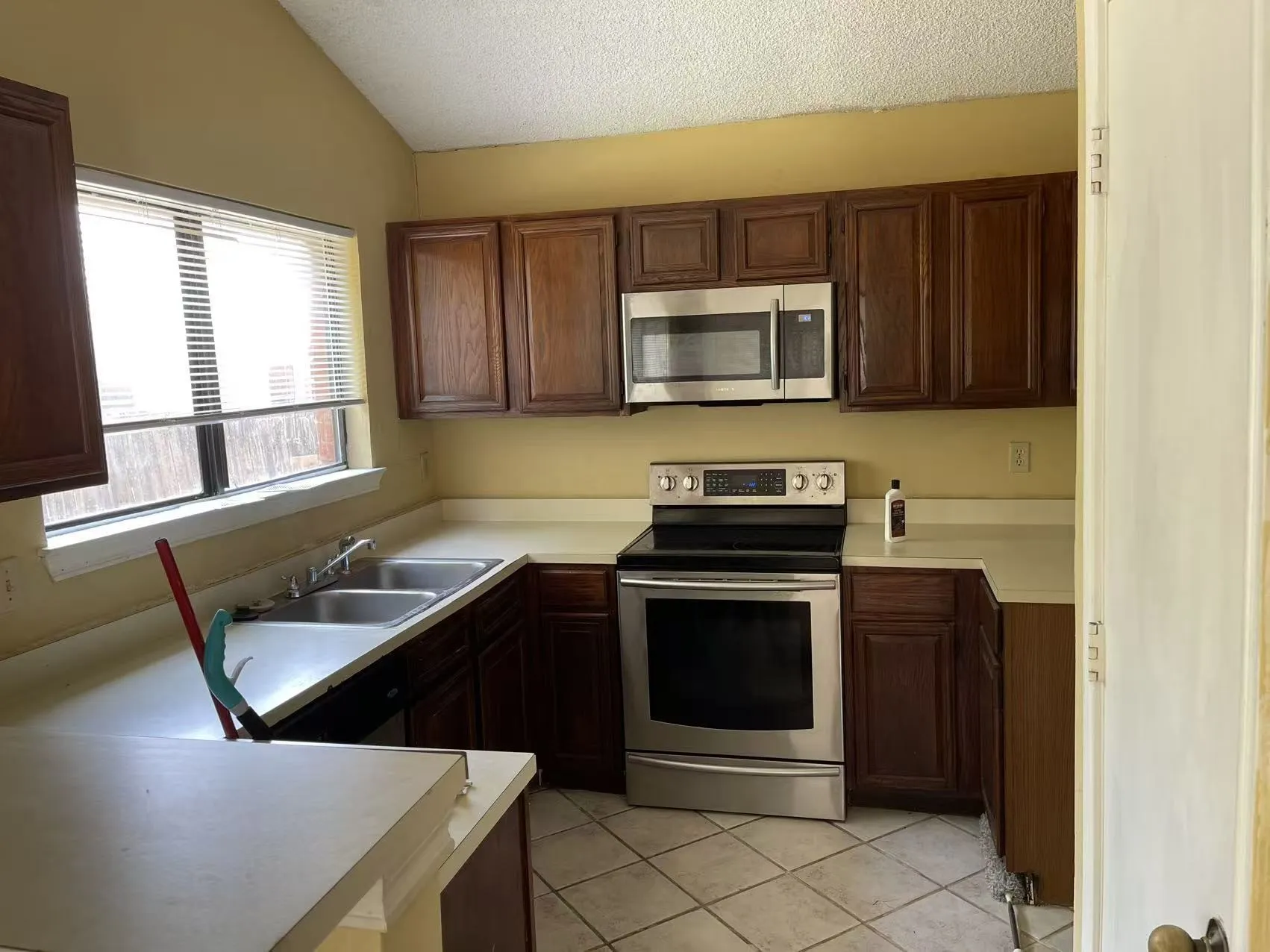 Single Family Residence For Rent in Tarrant County , 3098 Rustlewind Lane, Grand Prairie, Texas 75052, 3 Bedroom, 2 Bathroom, 2 Garage spaces, 1,400 Sqft, built in 1985, mls#21354519, Real Estate Agent in Grand Prairie, Homes For Rent in Tarrant county, Homes For Rent in Grand Prairie, Realtor in Grand Prairie Texas, Real Estate Brokerage Independent Realty Texas, Luminita Cordes Realtor