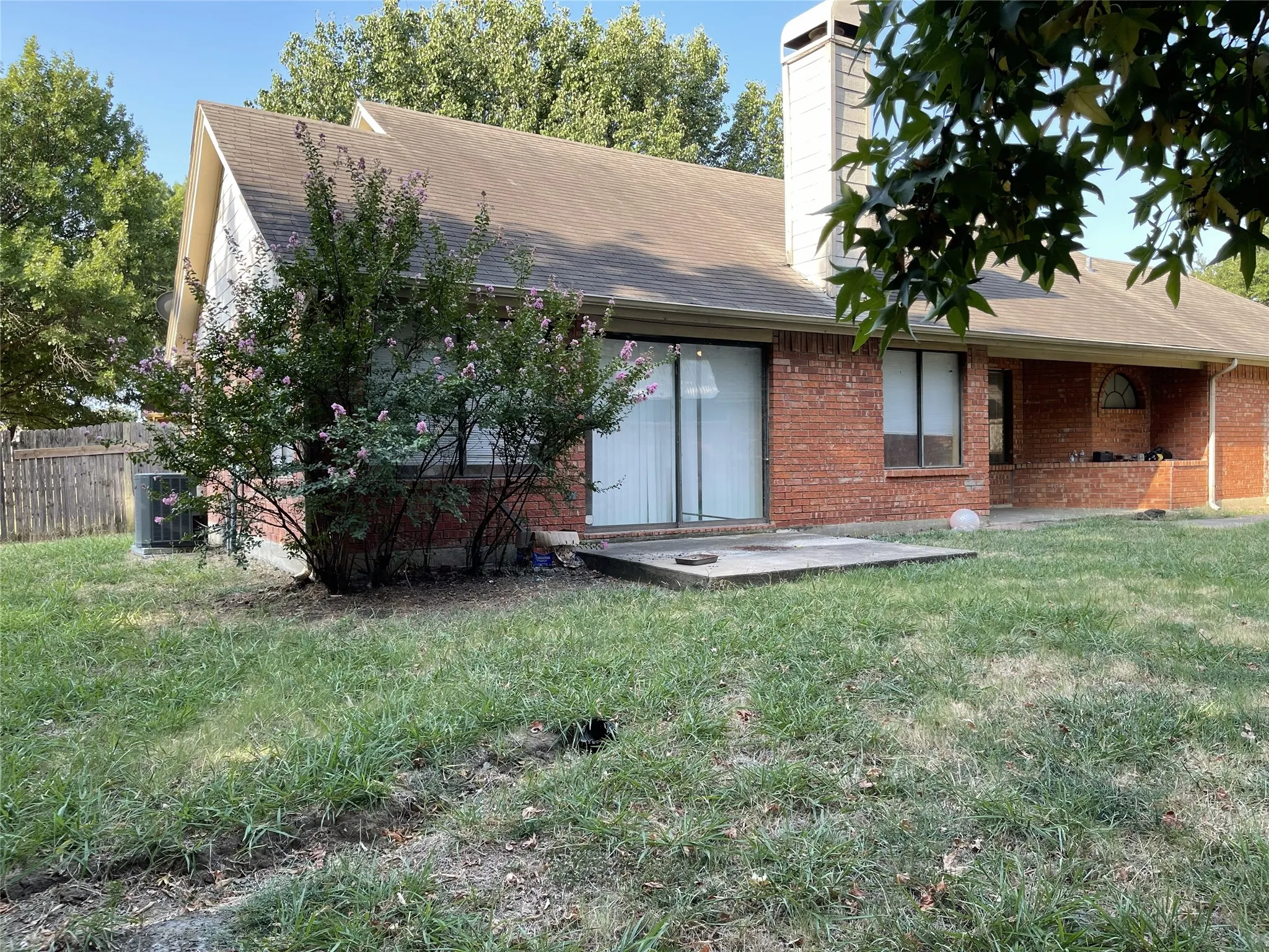 Single Family Residence For Rent in Tarrant County , 3098 Rustlewind Lane, Grand Prairie, Texas 75052, 3 Bedroom, 2 Bathroom, 2 Garage spaces, 1,400 Sqft, built in 1985, mls#21354519, Real Estate Agent in Grand Prairie, Homes For Rent in Tarrant county, Homes For Rent in Grand Prairie, Realtor in Grand Prairie Texas, Real Estate Brokerage Independent Realty Texas, Luminita Cordes Realtor