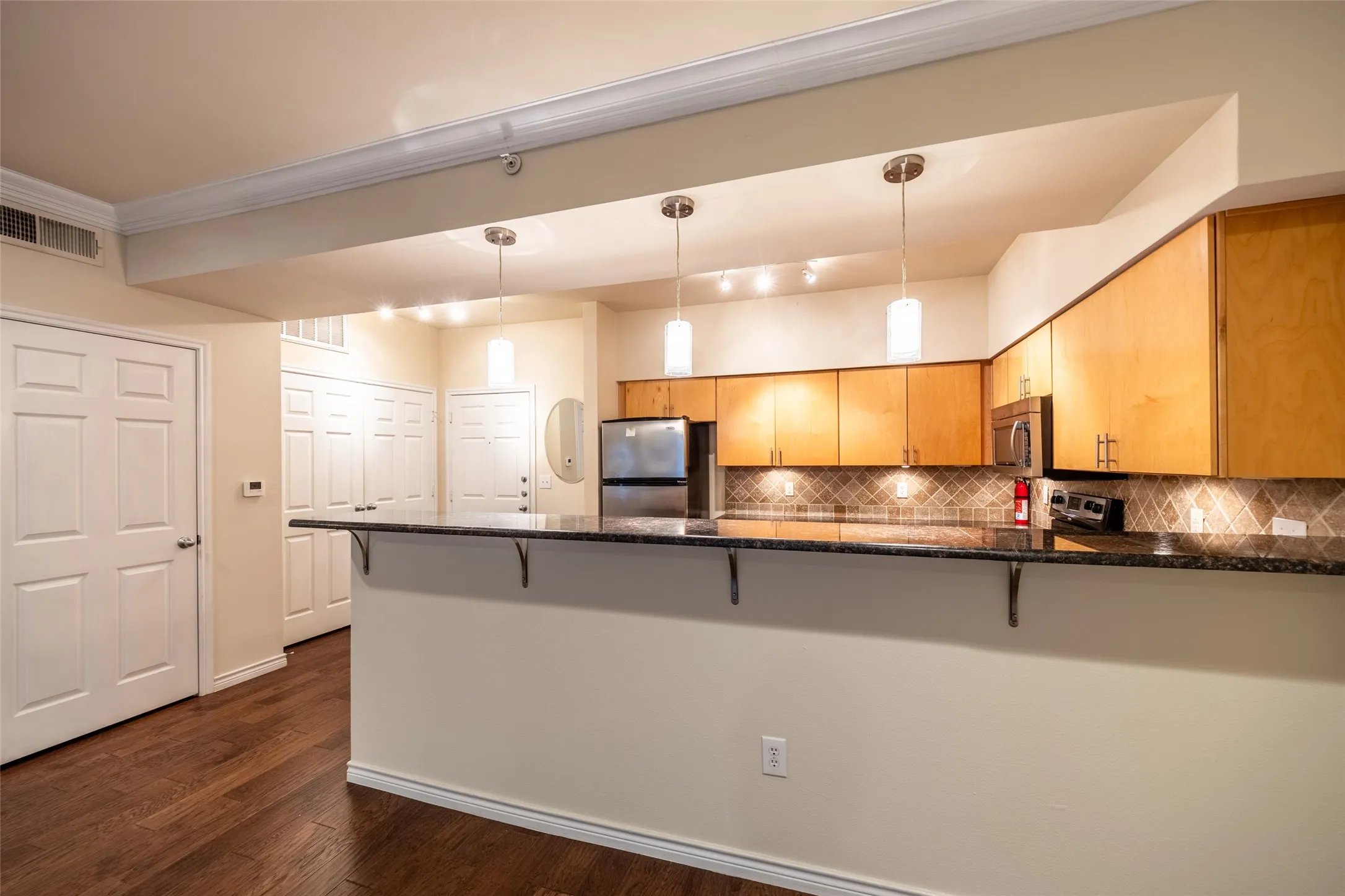 Condominium For Sale in Dallas County , 3102 Kings Road 3310, Dallas, Texas 75219, 1 Bedroom, 1 Bathroom, Garage spaces, 798 Sqft, built in 2001, mls#21354491, Real Estate Agent in Dallas, Homes For Sale in Dallas county, Homes For Sale in Dallas, Realtor in Dallas Texas, Real Estate Brokerage Independent Realty Texas, Luminita Cordes Realtor