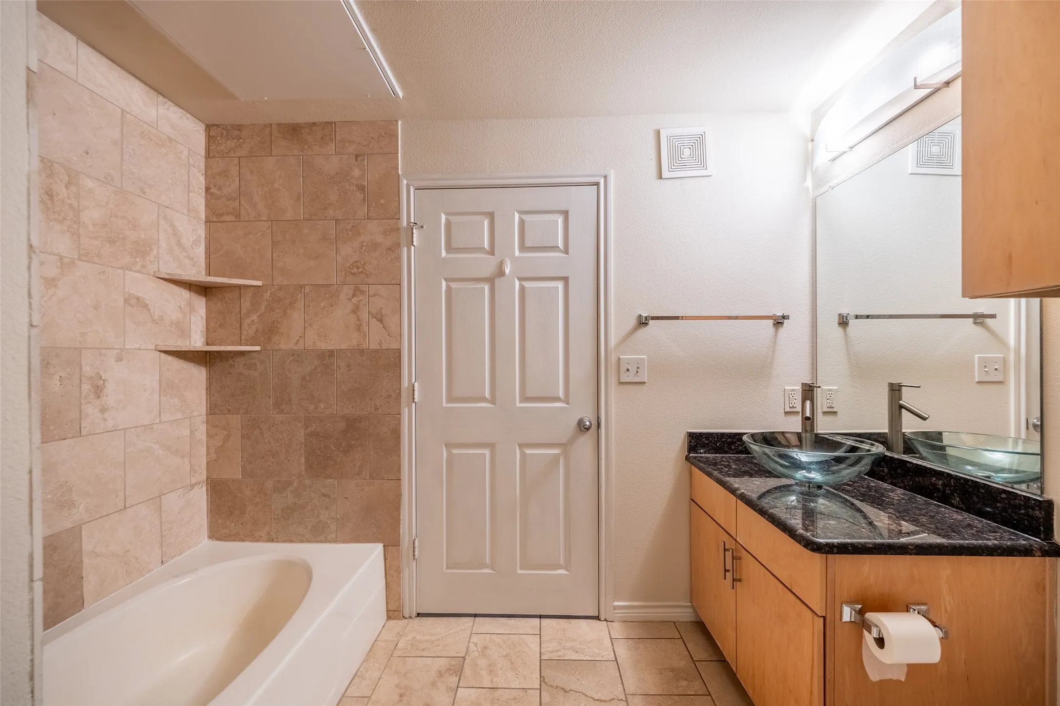Condominium For Sale in Dallas County , 3102 Kings Road 3310, Dallas, Texas 75219, 1 Bedroom, 1 Bathroom, Garage spaces, 798 Sqft, built in 2001, mls#21354491, Real Estate Agent in Dallas, Homes For Sale in Dallas county, Homes For Sale in Dallas, Realtor in Dallas Texas, Real Estate Brokerage Independent Realty Texas, Luminita Cordes Realtor
