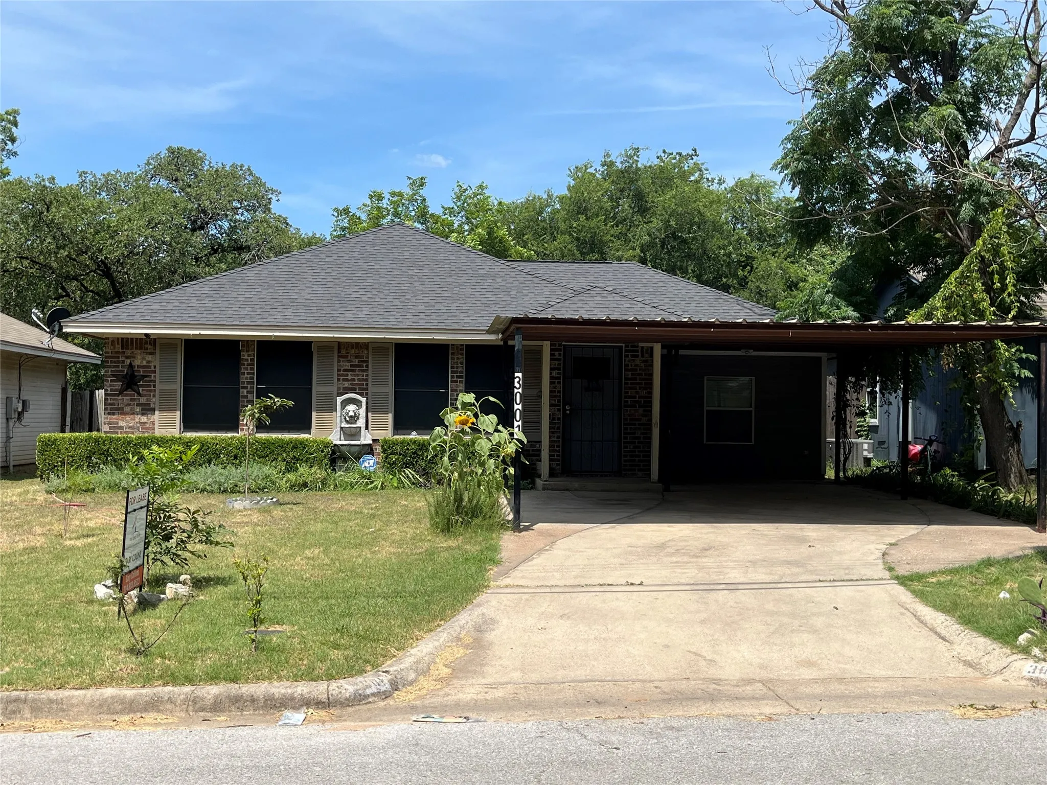 Single Family Residence For Rent in Tarrant County , 3001 Pueblo Trail, Lake Worth, Texas 76135, 4 Bedroom, 2 Bathroom, Garage spaces, 1,350 Sqft, built in 2003, mls#21354522, Real Estate Agent in Lake Worth, Homes For Rent in Tarrant county, Homes For Rent in Lake Worth, Realtor in Lake Worth Texas, Real Estate Brokerage Independent Realty Texas, Luminita Cordes Realtor
