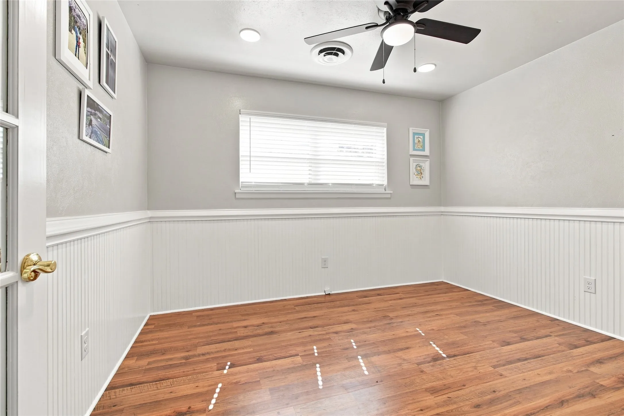 Single Family Residence For Sale in Tarrant County , 3552 Wosley Drive, Fort Worth, Texas 76133, 3 Bedroom, 2 Bathroom, 2 Garage spaces, 2,176 Sqft, built in 1959, mls#21354504, Real Estate Agent in Fort Worth, Homes For Sale in Tarrant county, Homes For Sale in Fort Worth, Realtor in Fort Worth Texas, Real Estate Brokerage Independent Realty Texas, Luminita Cordes Realtor