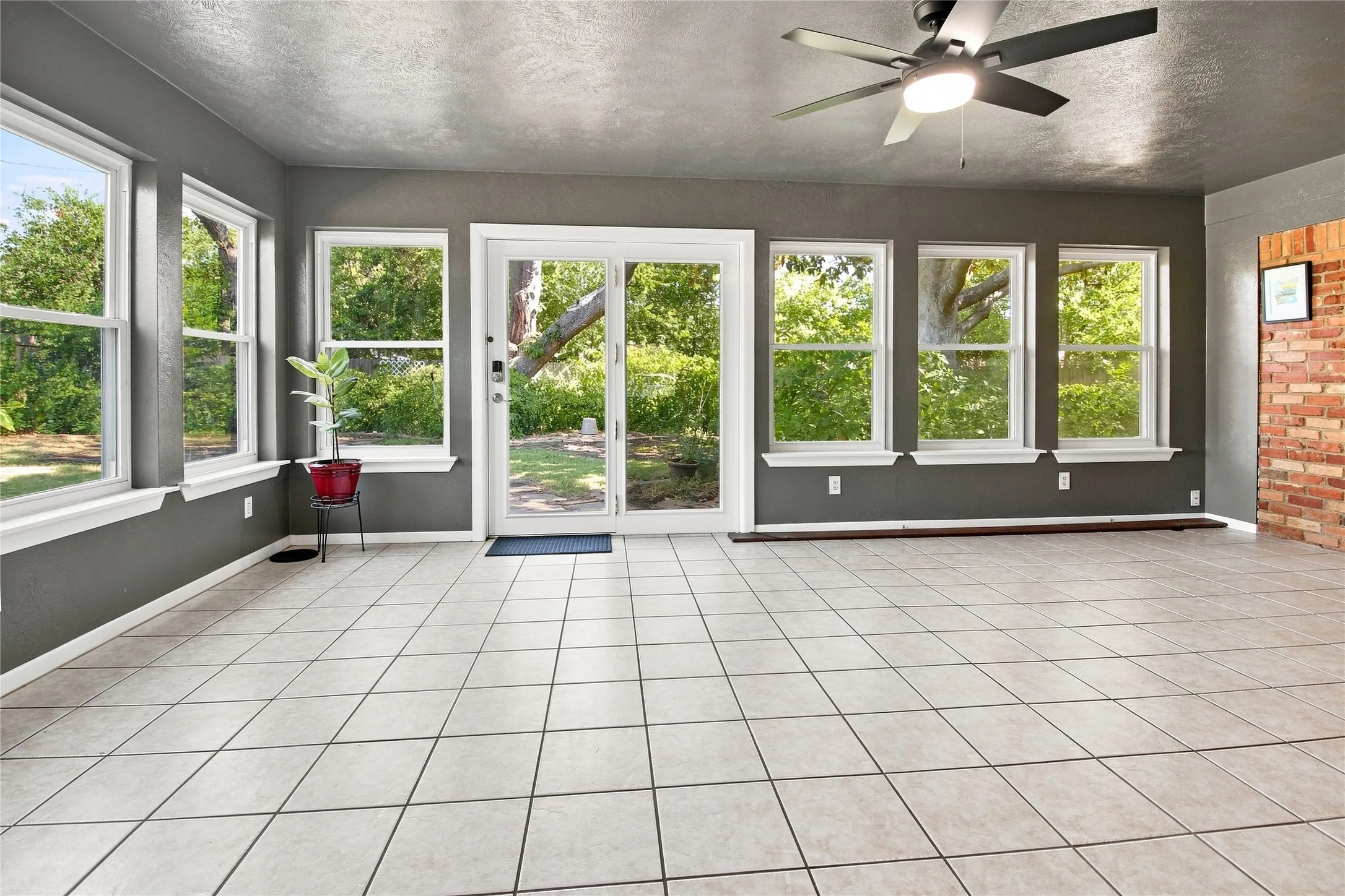 Single Family Residence For Sale in Tarrant County , 3552 Wosley Drive, Fort Worth, Texas 76133, 3 Bedroom, 2 Bathroom, 2 Garage spaces, 2,176 Sqft, built in 1959, mls#21354504, Real Estate Agent in Fort Worth, Homes For Sale in Tarrant county, Homes For Sale in Fort Worth, Realtor in Fort Worth Texas, Real Estate Brokerage Independent Realty Texas, Luminita Cordes Realtor