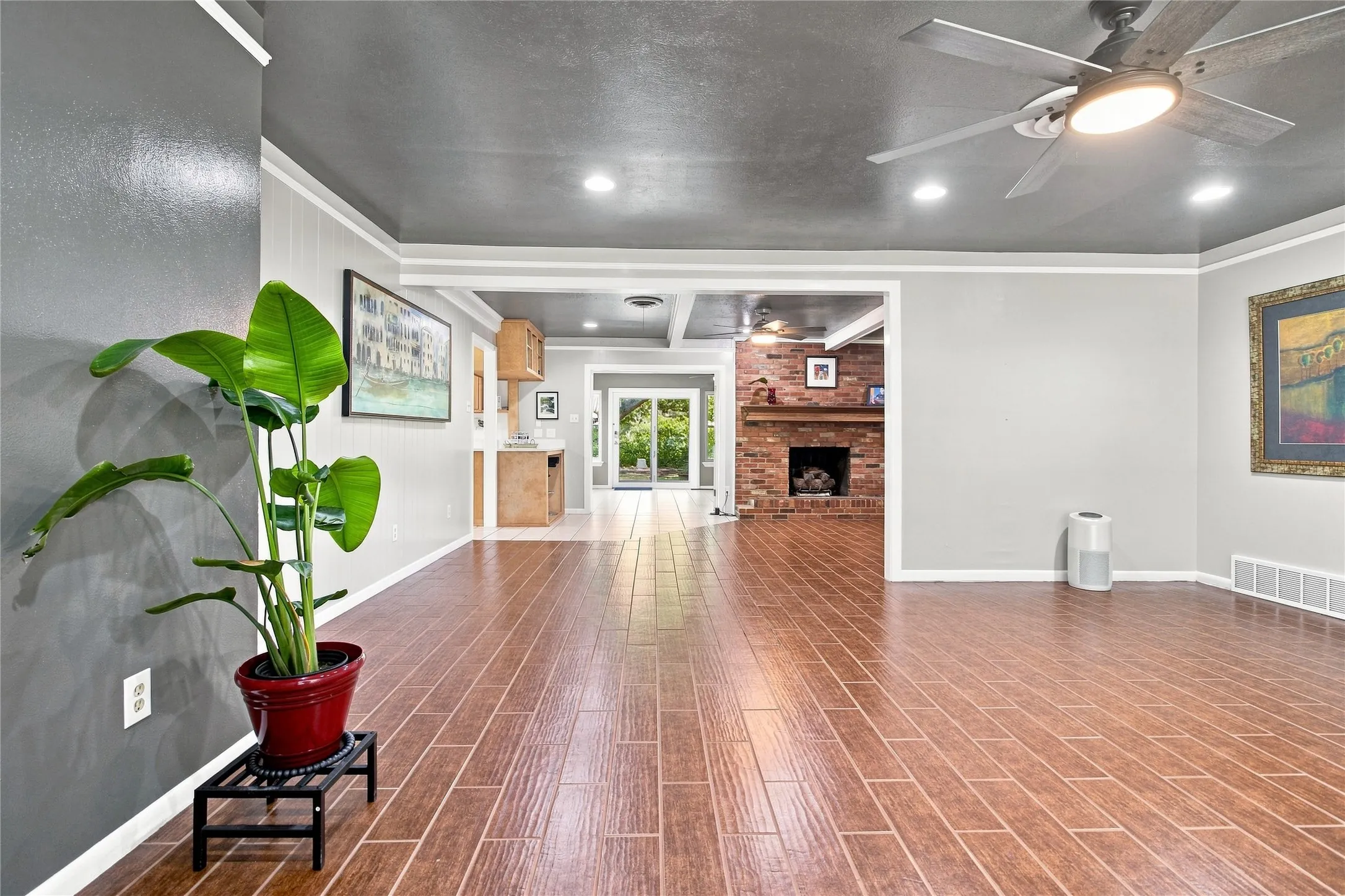 Single Family Residence For Sale in Tarrant County , 3552 Wosley Drive, Fort Worth, Texas 76133, 3 Bedroom, 2 Bathroom, 2 Garage spaces, 2,176 Sqft, built in 1959, mls#21354504, Real Estate Agent in Fort Worth, Homes For Sale in Tarrant county, Homes For Sale in Fort Worth, Realtor in Fort Worth Texas, Real Estate Brokerage Independent Realty Texas, Luminita Cordes Realtor