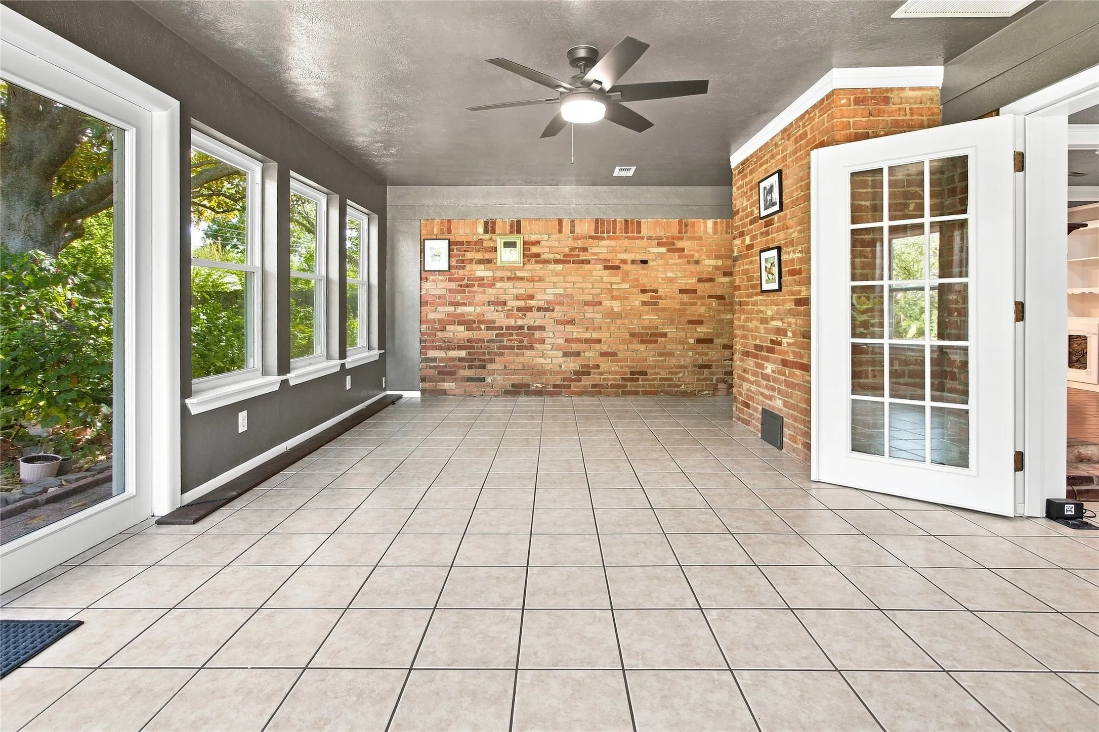 Single Family Residence For Sale in Tarrant County , 3552 Wosley Drive, Fort Worth, Texas 76133, 3 Bedroom, 2 Bathroom, 2 Garage spaces, 2,176 Sqft, built in 1959, mls#21354504, Real Estate Agent in Fort Worth, Homes For Sale in Tarrant county, Homes For Sale in Fort Worth, Realtor in Fort Worth Texas, Real Estate Brokerage Independent Realty Texas, Luminita Cordes Realtor