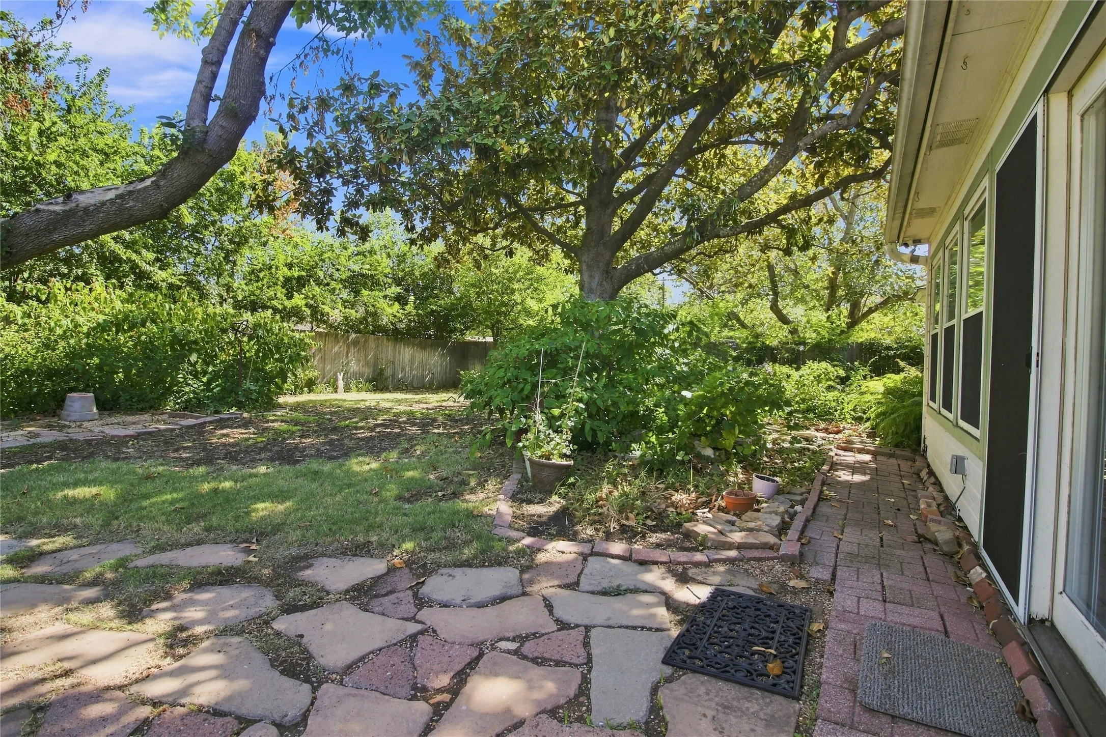 Single Family Residence For Sale in Tarrant County , 3552 Wosley Drive, Fort Worth, Texas 76133, 3 Bedroom, 2 Bathroom, 2 Garage spaces, 2,176 Sqft, built in 1959, mls#21354504, Real Estate Agent in Fort Worth, Homes For Sale in Tarrant county, Homes For Sale in Fort Worth, Realtor in Fort Worth Texas, Real Estate Brokerage Independent Realty Texas, Luminita Cordes Realtor