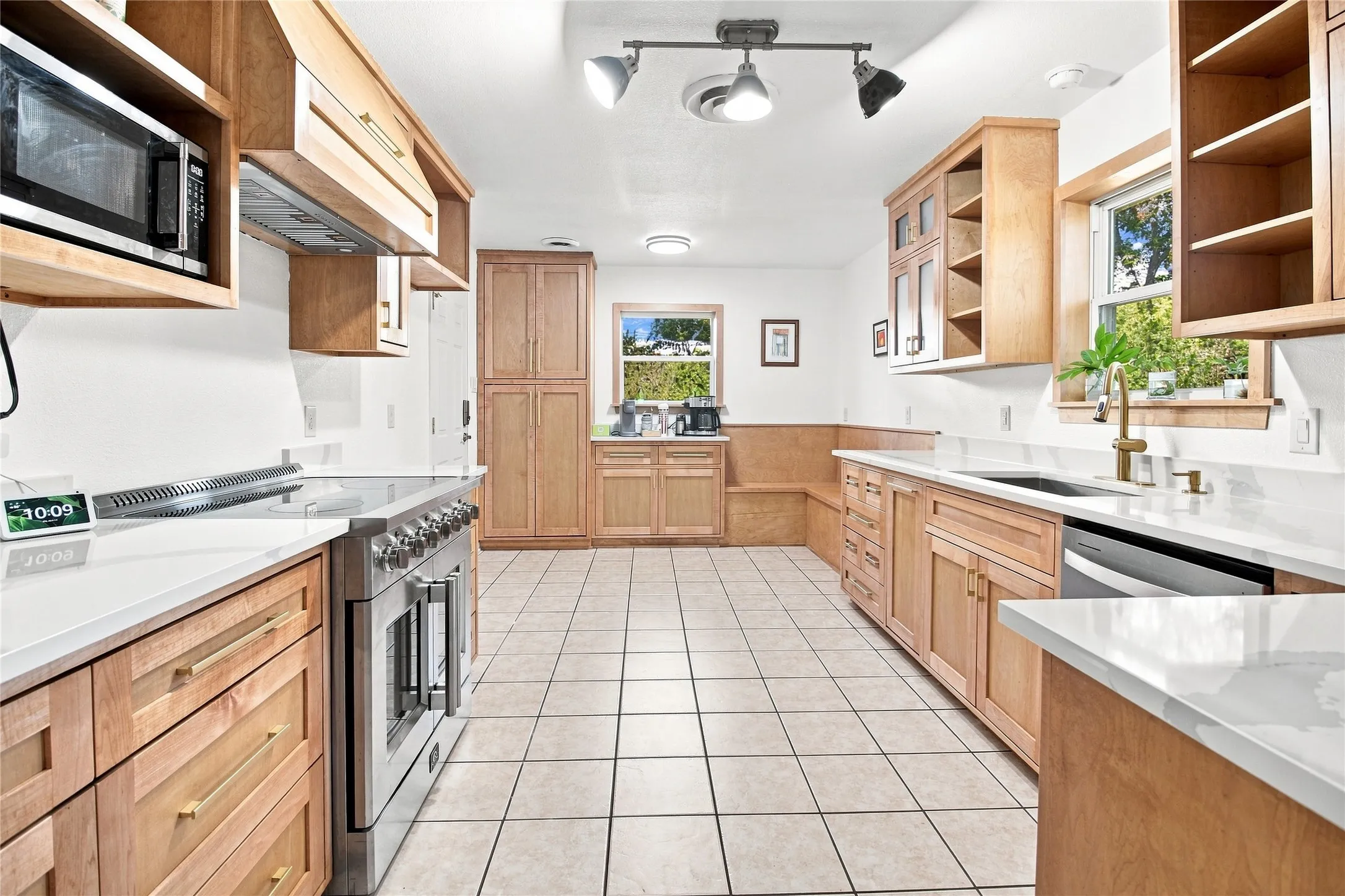 Single Family Residence For Sale in Tarrant County , 3552 Wosley Drive, Fort Worth, Texas 76133, 3 Bedroom, 2 Bathroom, 2 Garage spaces, 2,176 Sqft, built in 1959, mls#21354504, Real Estate Agent in Fort Worth, Homes For Sale in Tarrant county, Homes For Sale in Fort Worth, Realtor in Fort Worth Texas, Real Estate Brokerage Independent Realty Texas, Luminita Cordes Realtor