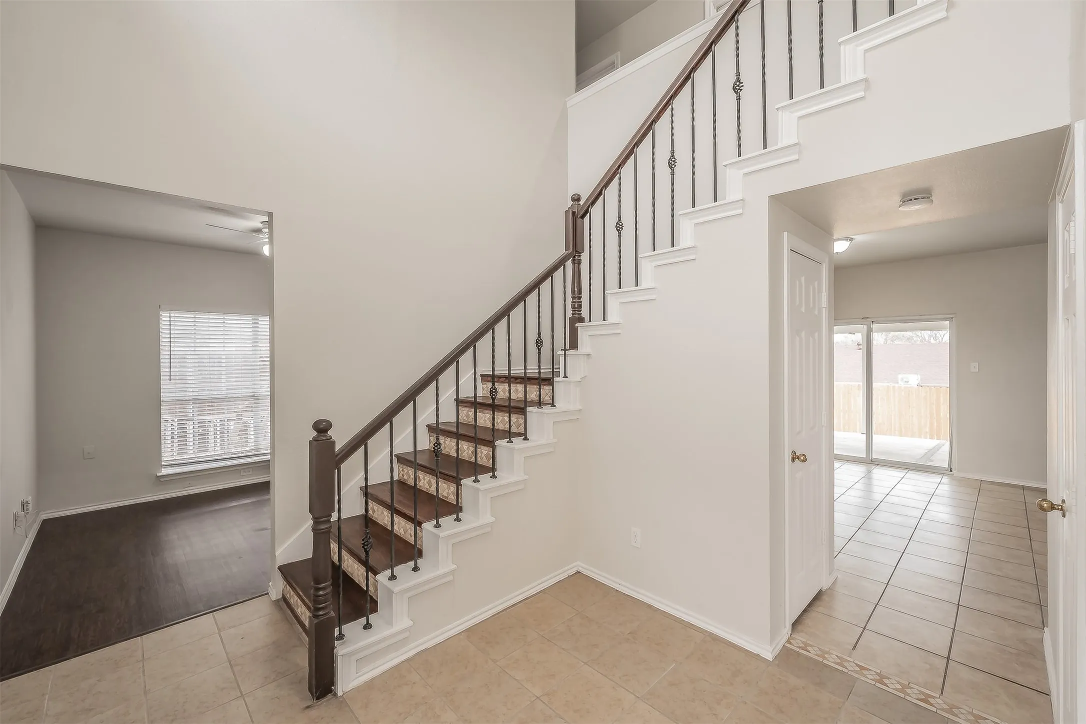 Single Family Residence For Rent in Tarrant County , 1411 Prentice Street, Arlington, Texas 76018, 4 Bedroom, 3 Bathroom, 2 Garage spaces, 2,108 Sqft, built in 1990, mls#21354521, Real Estate Agent in Arlington, Homes For Rent in Tarrant county, Homes For Rent in Arlington, Realtor in Arlington Texas, Real Estate Brokerage Independent Realty Texas, Luminita Cordes Realtor
