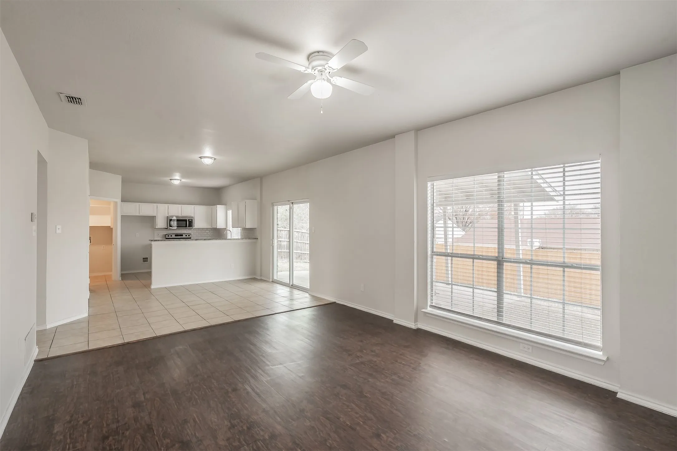 Single Family Residence For Rent in Tarrant County , 1411 Prentice Street, Arlington, Texas 76018, 4 Bedroom, 3 Bathroom, 2 Garage spaces, 2,108 Sqft, built in 1990, mls#21354521, Real Estate Agent in Arlington, Homes For Rent in Tarrant county, Homes For Rent in Arlington, Realtor in Arlington Texas, Real Estate Brokerage Independent Realty Texas, Luminita Cordes Realtor