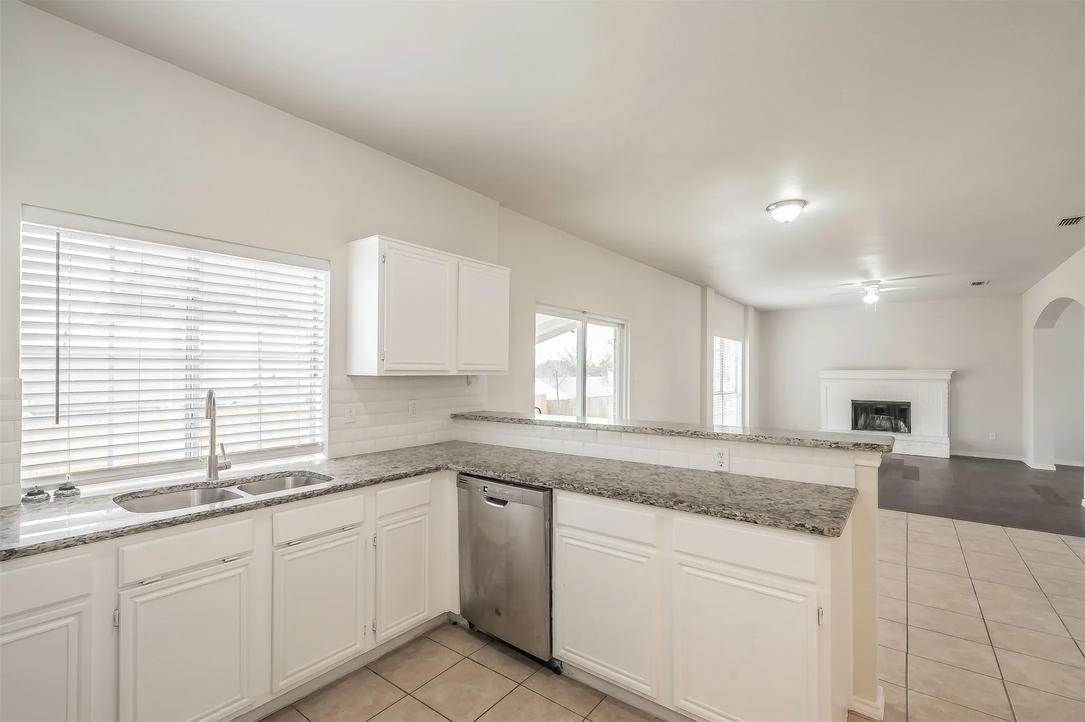 Single Family Residence For Rent in Tarrant County , 1411 Prentice Street, Arlington, Texas 76018, 4 Bedroom, 3 Bathroom, 2 Garage spaces, 2,108 Sqft, built in 1990, mls#21354521, Real Estate Agent in Arlington, Homes For Rent in Tarrant county, Homes For Rent in Arlington, Realtor in Arlington Texas, Real Estate Brokerage Independent Realty Texas, Luminita Cordes Realtor