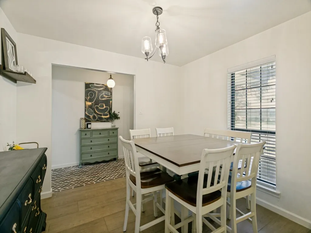 Plenty of room to gather around the table, with natural light from the front-facing window.