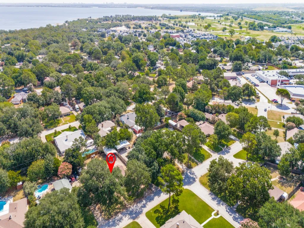 A closer look at the recreational amenities nearby, with Lake Park Golf Course, sports fields, recreational areas and Lewisville Lake all just minutes from home.