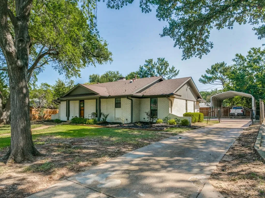 Welcome to Frankie Lane - an updated single-story home on nearly a third of an acre in established Oakridge Park Estates.