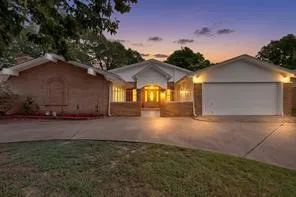 Single Family Residence For Rent in Tarrant County , 3317 Old Hickory Trail, Forest Hill, Texas 76140, 5 Bedroom, 4 Bathroom, 2 Garage spaces, 3,154 Sqft, built in 1966, mls#21353289, Real Estate Agent in Forest Hill, Homes For Rent in Tarrant county, Homes For Rent in Forest Hill, Realtor in Forest Hill Texas, Real Estate Brokerage Independent Realty Texas, Luminita Cordes Realtor