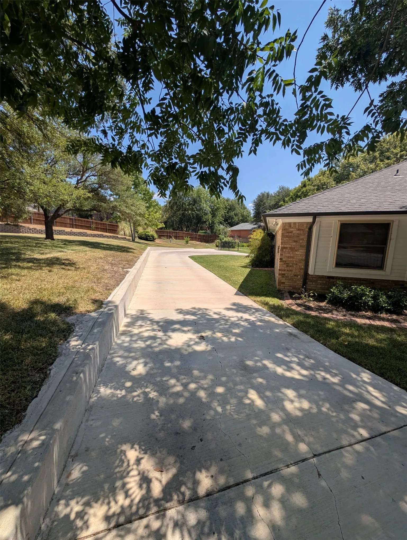 Single Family Residence For Sale in Tarrant County , 8832 Arbor Crest Court, Fort Worth, Texas 76179, 3 Bedroom, 2 Bathroom, 2 Garage spaces, 2,019 Sqft, built in 1985, mls#21354404, Real Estate Agent in Fort Worth, Homes For Sale in Tarrant county, Homes For Sale in Fort Worth, Realtor in Fort Worth Texas, Real Estate Brokerage Independent Realty Texas, Luminita Cordes Realtor