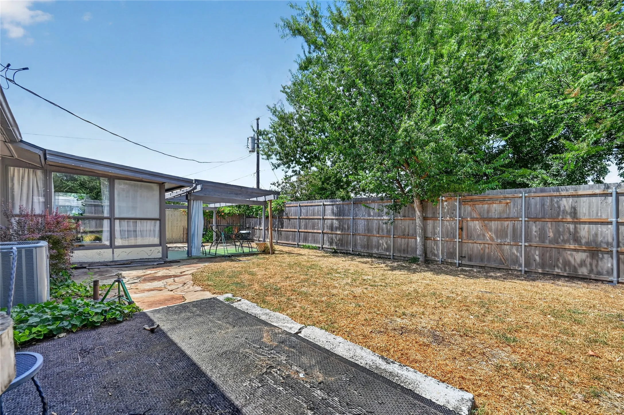 Single Family Residence For Sale in Collin County , 517 Hanover Drive, Allen, Texas 75002, 3 Bedroom, 2 Bathroom, 1 Garage spaces, 1,426 Sqft, built in 1977, mls#21352466, Real Estate Agent in Allen, Homes For Sale in Collin county, Homes For Sale in Allen, Realtor in Allen Texas, Real Estate Brokerage Independent Realty Texas, Luminita Cordes Realtor