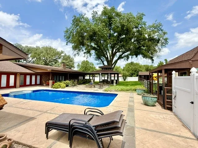 Single Family Residence For Sale in Henderson County , 1608 FM 1616, Athens, Texas 75751, 3 Bedroom, 3 Bathroom, Garage spaces, 3,345 Sqft, built in 1971, mls#21354544, Real Estate Agent in Athens, Homes For Sale in Henderson county, Homes For Sale in Athens, Realtor in Athens Texas, Real Estate Brokerage Independent Realty Texas, Luminita Cordes Realtor