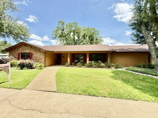 Single Family Residence For Sale in Henderson County , 1608 FM 1616, Athens, Texas 75751, 3 Bedroom, 3 Bathroom, Garage spaces, 3,345 Sqft, built in 1971, mls#21354544, Real Estate Agent in Athens, Homes For Sale in Henderson county, Homes For Sale in Athens, Realtor in Athens Texas, Real Estate Brokerage Independent Realty Texas, Luminita Cordes Realtor