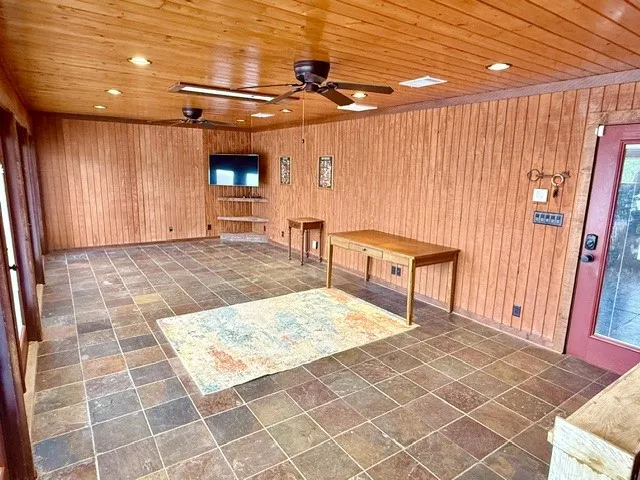 Single Family Residence For Sale in Henderson County , 1608 FM 1616, Athens, Texas 75751, 3 Bedroom, 3 Bathroom, Garage spaces, 3,345 Sqft, built in 1971, mls#21354544, Real Estate Agent in Athens, Homes For Sale in Henderson county, Homes For Sale in Athens, Realtor in Athens Texas, Real Estate Brokerage Independent Realty Texas, Luminita Cordes Realtor
