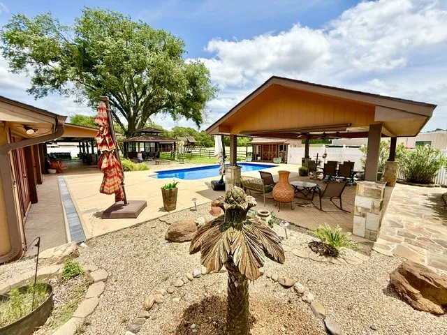 Single Family Residence For Sale in Henderson County , 1608 FM 1616, Athens, Texas 75751, 3 Bedroom, 3 Bathroom, Garage spaces, 3,345 Sqft, built in 1971, mls#21354544, Real Estate Agent in Athens, Homes For Sale in Henderson county, Homes For Sale in Athens, Realtor in Athens Texas, Real Estate Brokerage Independent Realty Texas, Luminita Cordes Realtor