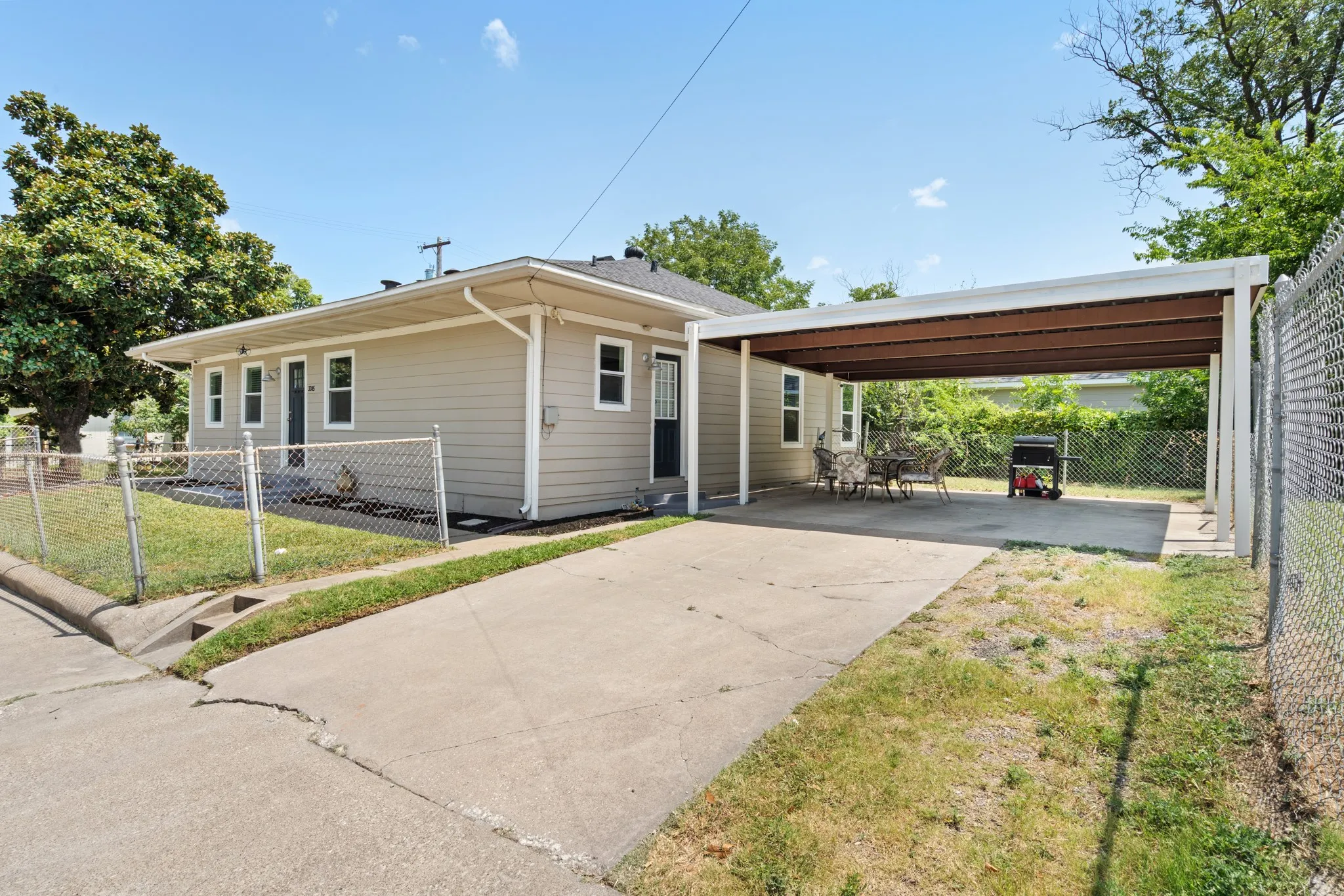 Single Family Residence For Sale in Hunt County , 3305 King Street, Greenville, Texas 75401, 3 Bedroom, 3 Bathroom, 1 Garage spaces, 1,656 Sqft, built in 1920, mls#21353007, Real Estate Agent in Greenville, Homes For Sale in Hunt county, Homes For Sale in Greenville, Realtor in Greenville Texas, Real Estate Brokerage Independent Realty Texas, Luminita Cordes Realtor