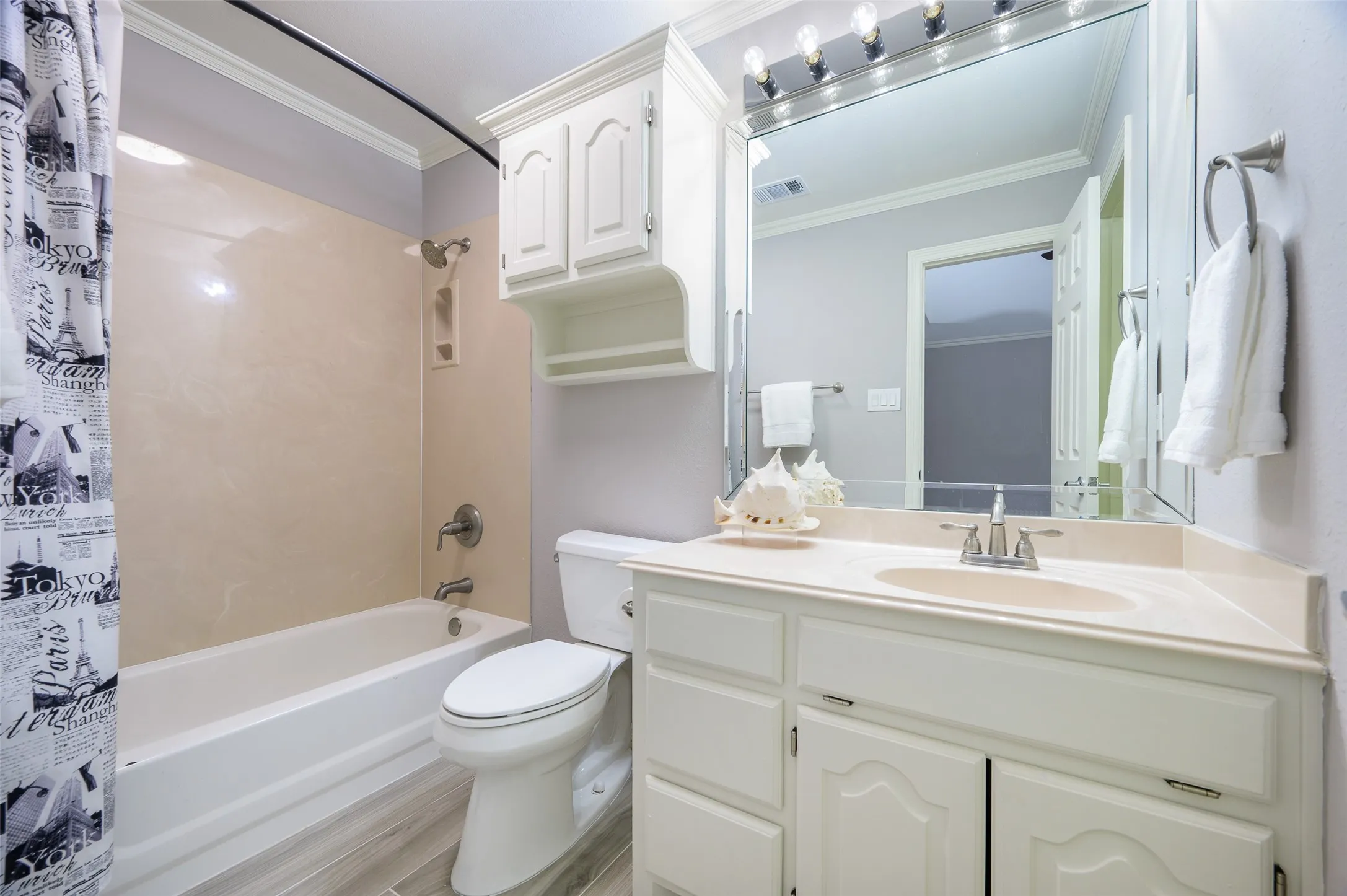 Upstairs ensuite bath