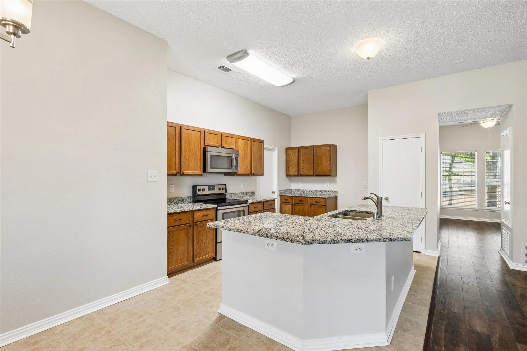 Single Family Residence For Sale in Tarrant County , 13220 Ridgepointe, Fort Worth, Texas 76244, 3 Bedroom, 2 Bathroom, 2 Garage spaces, 1,784 Sqft, built in 2002, mls#21353705, Real Estate Agent in Fort Worth, Homes For Sale in Tarrant county, Homes For Sale in Fort Worth, Realtor in Fort Worth Texas, Real Estate Brokerage Independent Realty Texas, Luminita Cordes Realtor