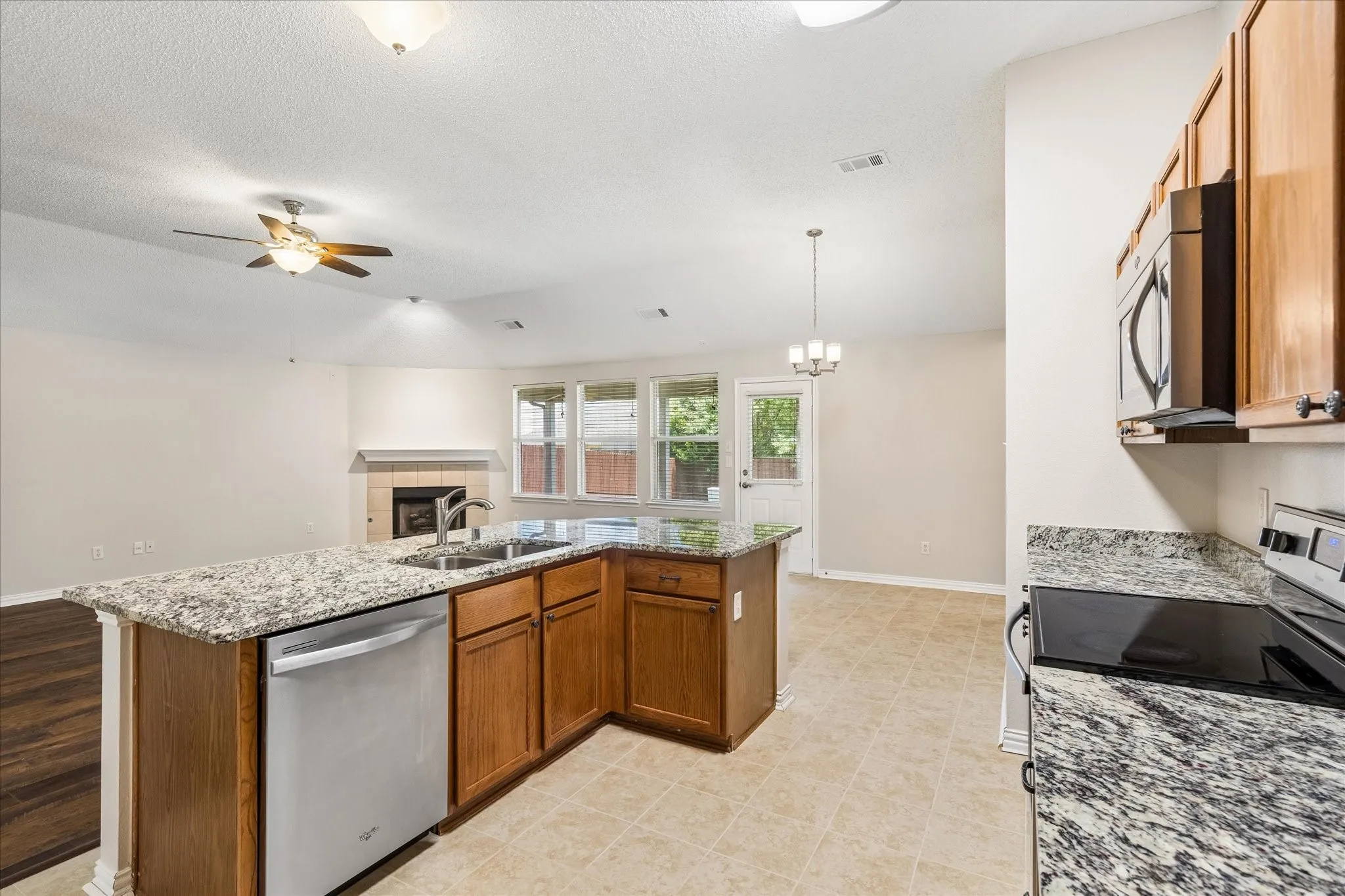 Single Family Residence For Sale in Tarrant County , 13220 Ridgepointe, Fort Worth, Texas 76244, 3 Bedroom, 2 Bathroom, 2 Garage spaces, 1,784 Sqft, built in 2002, mls#21353705, Real Estate Agent in Fort Worth, Homes For Sale in Tarrant county, Homes For Sale in Fort Worth, Realtor in Fort Worth Texas, Real Estate Brokerage Independent Realty Texas, Luminita Cordes Realtor