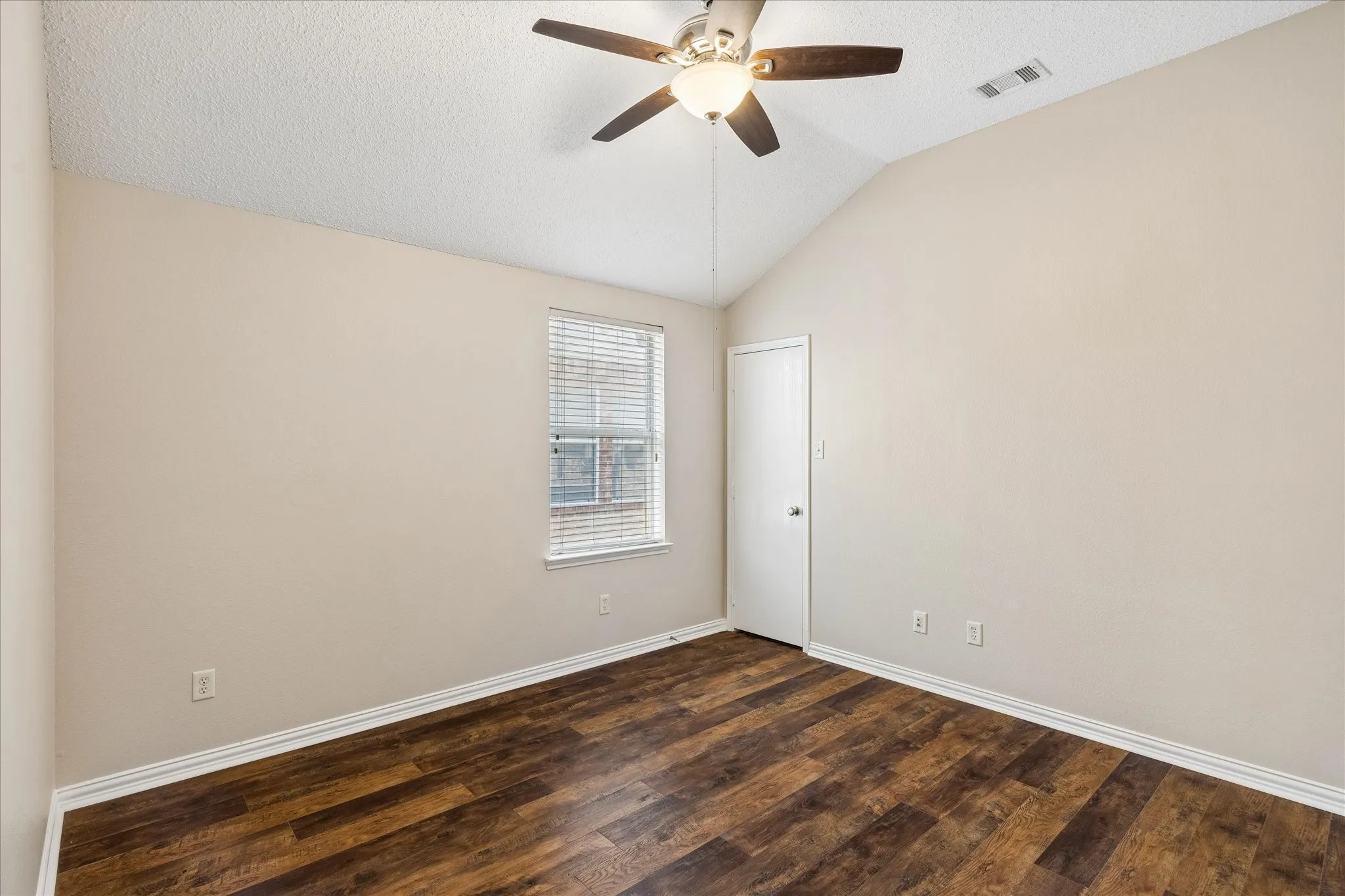 Single Family Residence For Sale in Tarrant County , 13220 Ridgepointe, Fort Worth, Texas 76244, 3 Bedroom, 2 Bathroom, 2 Garage spaces, 1,784 Sqft, built in 2002, mls#21353705, Real Estate Agent in Fort Worth, Homes For Sale in Tarrant county, Homes For Sale in Fort Worth, Realtor in Fort Worth Texas, Real Estate Brokerage Independent Realty Texas, Luminita Cordes Realtor