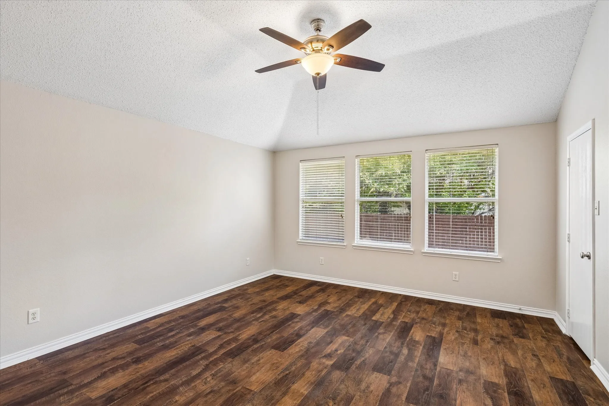 Single Family Residence For Sale in Tarrant County , 13220 Ridgepointe, Fort Worth, Texas 76244, 3 Bedroom, 2 Bathroom, 2 Garage spaces, 1,784 Sqft, built in 2002, mls#21353705, Real Estate Agent in Fort Worth, Homes For Sale in Tarrant county, Homes For Sale in Fort Worth, Realtor in Fort Worth Texas, Real Estate Brokerage Independent Realty Texas, Luminita Cordes Realtor