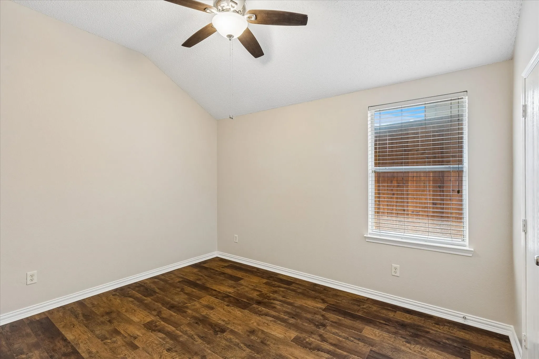 Single Family Residence For Sale in Tarrant County , 13220 Ridgepointe, Fort Worth, Texas 76244, 3 Bedroom, 2 Bathroom, 2 Garage spaces, 1,784 Sqft, built in 2002, mls#21353705, Real Estate Agent in Fort Worth, Homes For Sale in Tarrant county, Homes For Sale in Fort Worth, Realtor in Fort Worth Texas, Real Estate Brokerage Independent Realty Texas, Luminita Cordes Realtor