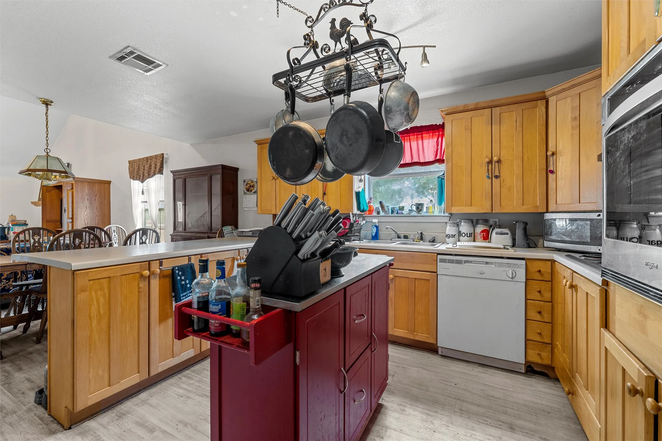 Single Family Residence For Sale in Falls County , 353 County Road 176, Marlin, Texas 76661, 3 Bedroom, 3 Bathroom, Garage spaces, 2,538 Sqft, built in 1999, mls#21354271, Real Estate Agent in Marlin, Homes For Sale in Falls county, Homes For Sale in Marlin, Realtor in Marlin Texas, Real Estate Brokerage Independent Realty Texas, Luminita Cordes Realtor