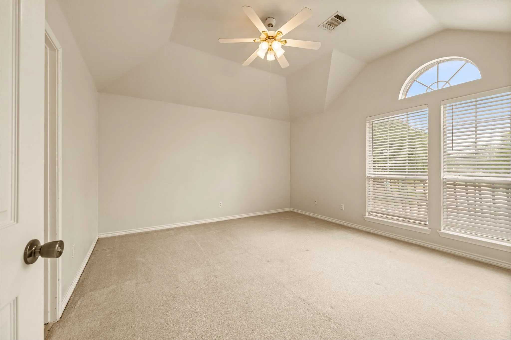 Single Family Residence For Sale in Tarrant County , 1603 Fairfax Drive, Mansfield, Texas 76063, 5 Bedroom, 4 Bathroom, 2 Garage spaces, 3,484 Sqft, built in 1998, mls#21354074, Real Estate Agent in Mansfield, Homes For Sale in Tarrant county, Homes For Sale in Mansfield, Realtor in Mansfield Texas, Real Estate Brokerage Independent Realty Texas, Luminita Cordes Realtor