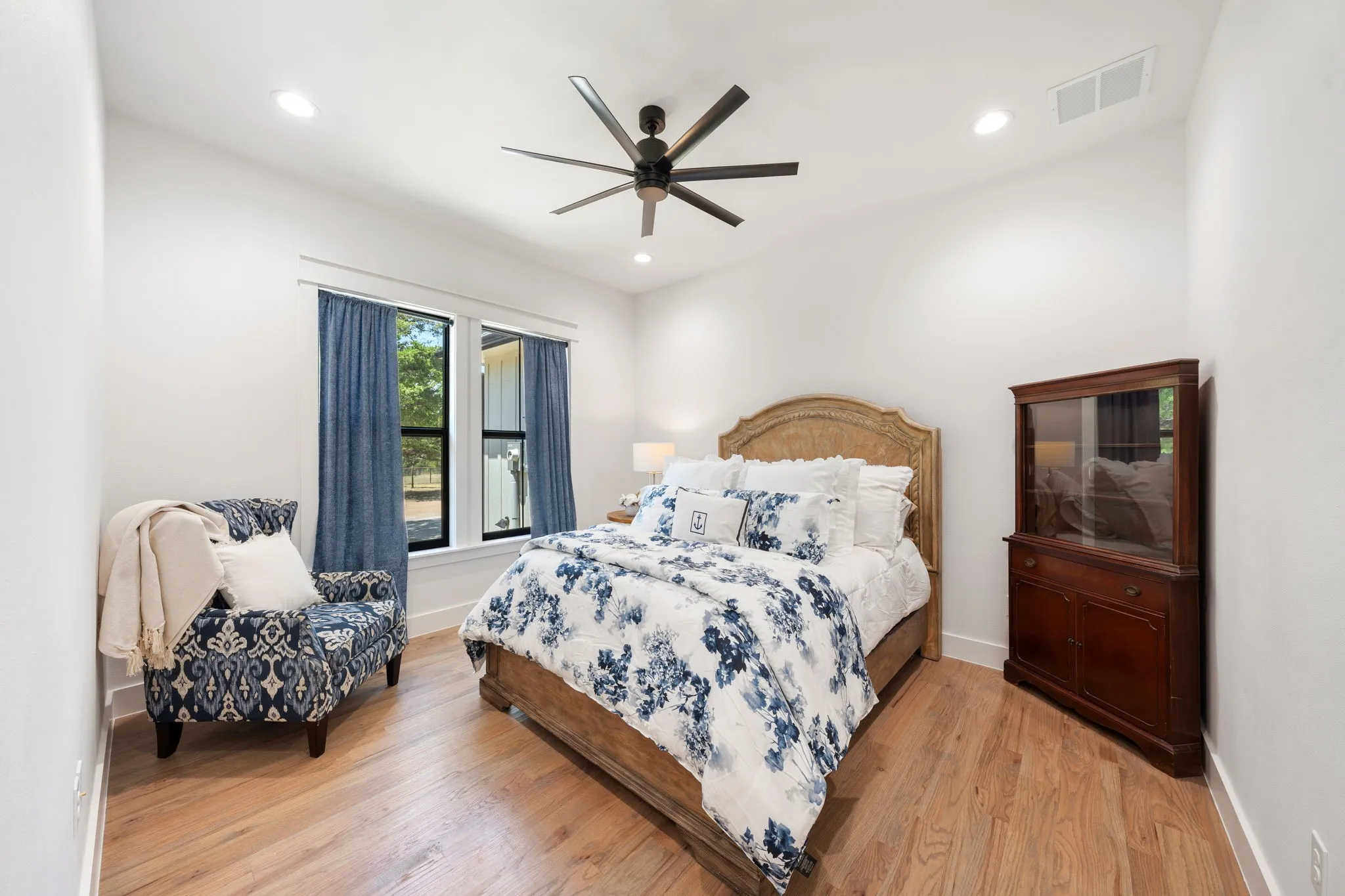 Single Family Residence For Sale in Collin County , 421 White Oak Circle, Anna, Texas 75409, 4 Bedroom, 5 Bathroom, 6 Garage spaces, 2,700 Sqft, built in 2023, mls#21354549, Real Estate Agent in Anna, Homes For Sale in Collin county, Homes For Sale in Anna, Realtor in Anna Texas, Real Estate Brokerage Independent Realty Texas, Luminita Cordes Realtor