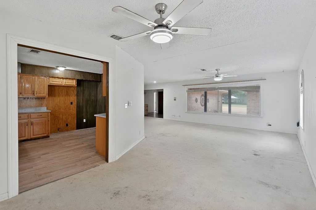 Single Family Residence For Sale in Morris County , 100 Joyner Street, Omaha, Texas 75571, 5 Bedroom, 3 Bathroom, 6 Garage spaces, 3,558 Sqft, built in 1979, mls#21354556, Real Estate Agent in Omaha, Homes For Sale in Morris county, Homes For Sale in Omaha, Realtor in Omaha Texas, Real Estate Brokerage Independent Realty Texas, Luminita Cordes Realtor