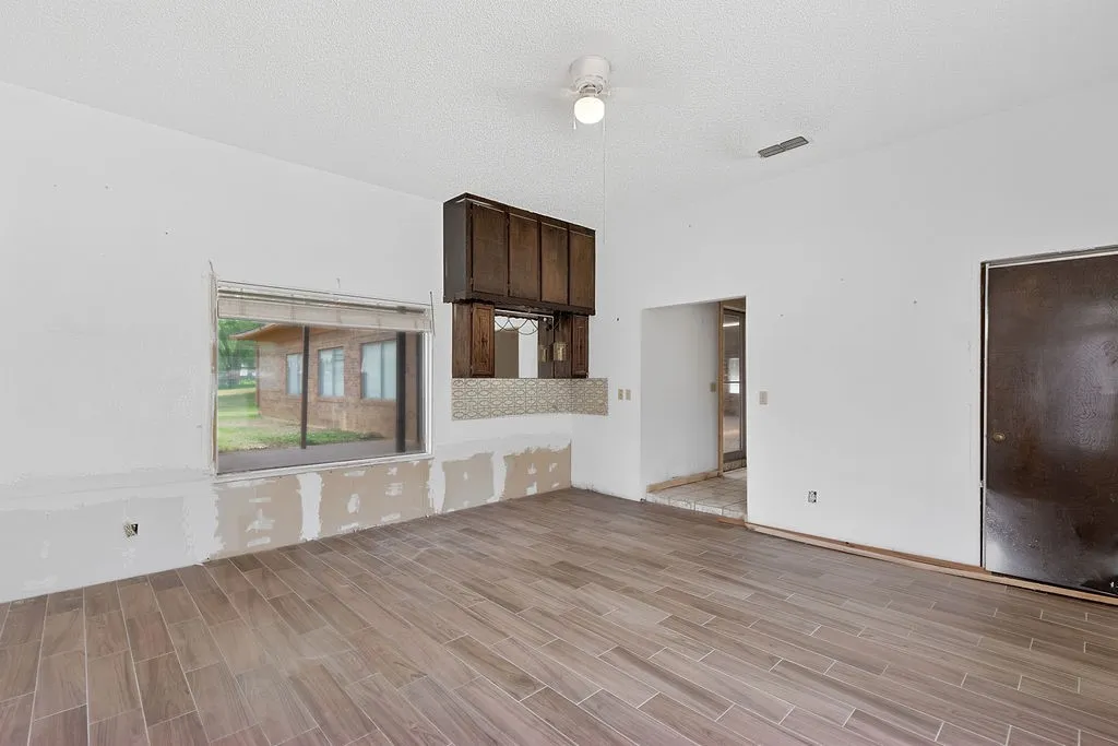 Single Family Residence For Sale in Morris County , 100 Joyner Street, Omaha, Texas 75571, 5 Bedroom, 3 Bathroom, 6 Garage spaces, 3,558 Sqft, built in 1979, mls#21354556, Real Estate Agent in Omaha, Homes For Sale in Morris county, Homes For Sale in Omaha, Realtor in Omaha Texas, Real Estate Brokerage Independent Realty Texas, Luminita Cordes Realtor