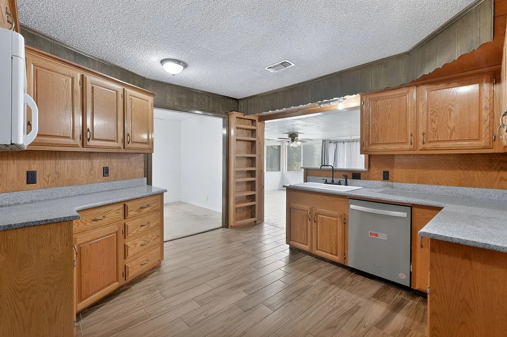Single Family Residence For Sale in Morris County , 100 Joyner Street, Omaha, Texas 75571, 5 Bedroom, 3 Bathroom, 6 Garage spaces, 3,558 Sqft, built in 1979, mls#21354556, Real Estate Agent in Omaha, Homes For Sale in Morris county, Homes For Sale in Omaha, Realtor in Omaha Texas, Real Estate Brokerage Independent Realty Texas, Luminita Cordes Realtor