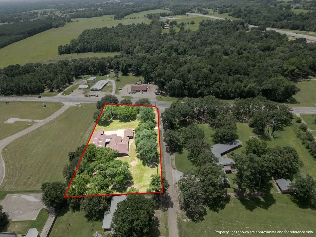Single Family Residence For Sale in Morris County , 100 Joyner Street, Omaha, Texas 75571, 5 Bedroom, 3 Bathroom, 6 Garage spaces, 3,558 Sqft, built in 1979, mls#21354556, Real Estate Agent in Omaha, Homes For Sale in Morris county, Homes For Sale in Omaha, Realtor in Omaha Texas, Real Estate Brokerage Independent Realty Texas, Luminita Cordes Realtor