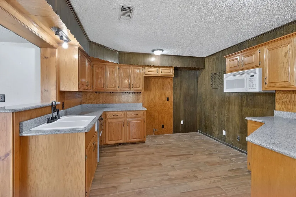 Single Family Residence For Sale in Morris County , 100 Joyner Street, Omaha, Texas 75571, 5 Bedroom, 3 Bathroom, 6 Garage spaces, 3,558 Sqft, built in 1979, mls#21354556, Real Estate Agent in Omaha, Homes For Sale in Morris county, Homes For Sale in Omaha, Realtor in Omaha Texas, Real Estate Brokerage Independent Realty Texas, Luminita Cordes Realtor