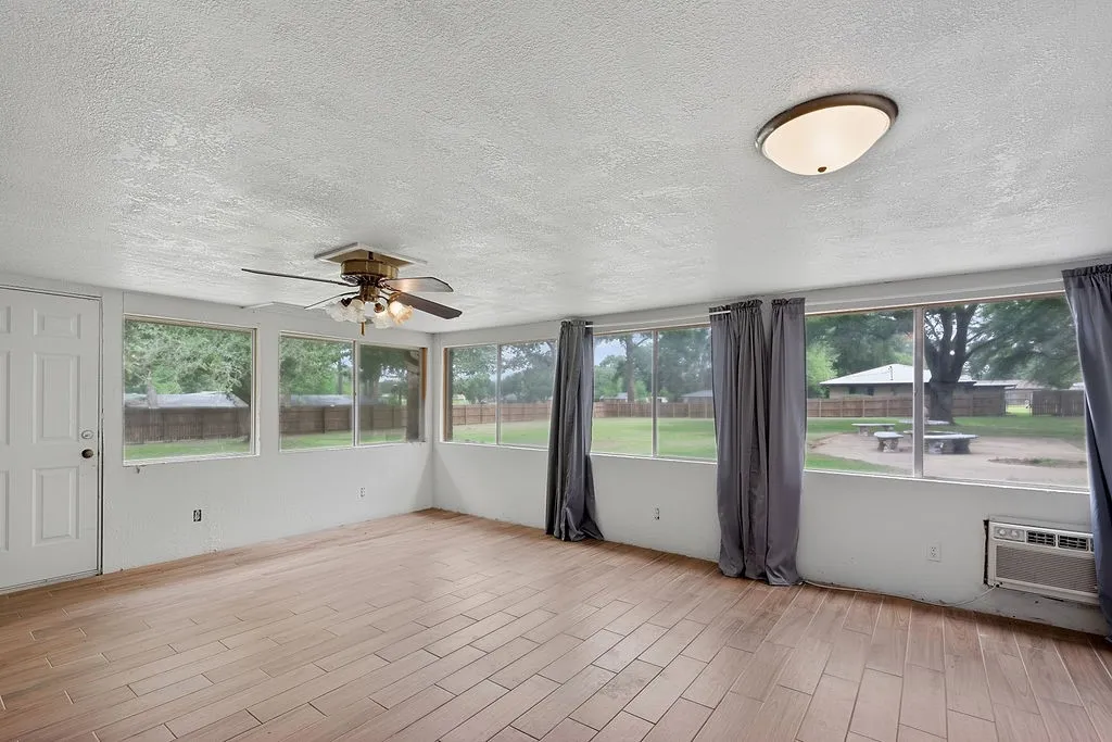 Single Family Residence For Sale in Morris County , 100 Joyner Street, Omaha, Texas 75571, 5 Bedroom, 3 Bathroom, 6 Garage spaces, 3,558 Sqft, built in 1979, mls#21354556, Real Estate Agent in Omaha, Homes For Sale in Morris county, Homes For Sale in Omaha, Realtor in Omaha Texas, Real Estate Brokerage Independent Realty Texas, Luminita Cordes Realtor